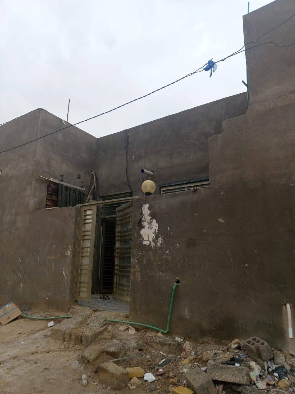 السلام عليكم بيت للبيع مساحته 170
غرفتين وصاله وحمام وبراني وطارمه وتشاريف 
الاستفسار وتساب فقط***********
