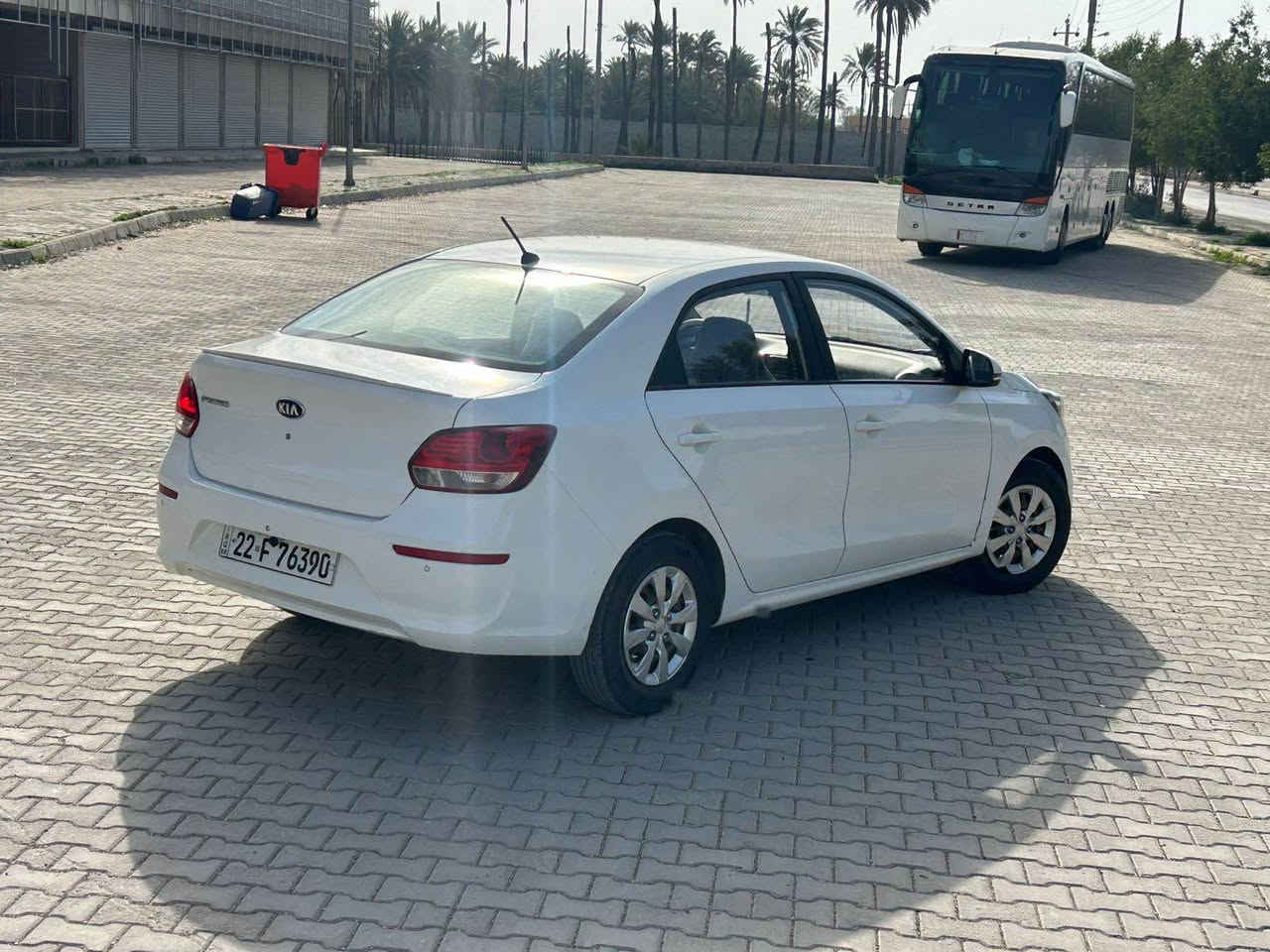 سلام عليكم 
كيا بيجاس Kia Pegas 
موديل :2020 
المحرّك: 1.4 لتر (4 سلندر)
 نظام الدفع: أمامي
ناقل الحركة: أوتوماتيكي 4 سرعات أو يدوي 5 سرعات
 سعة خزان الوقود: حوالي 43 لتر
- نوافذ كهربائي
   •حساسات خلفية 
 نظام ABS لمنع انغلاق المكابح
 •تحكم استيرن
•نضامUSB
•نضام بلوتوث 
•نضام AUX
•مرايات كهربائية 
•مانع انزلاق 
———     ***********
•كير محرك بشرط
•تخم تاير جديد 
•باتري جديد 
•حداديه جديدة
•ماشية 122 الف 

⸻

⛽ استهلاك الوقود
 • يقدّر بحوالي 17–18 كم/لتر (اقتصادية جدًا في الاستهلاك خناقين, ديالى
