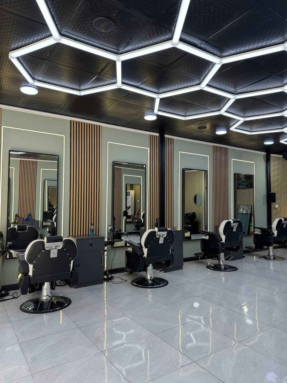 سلام عليكم شباب صالون بحاجه الى كوافيريه ذو خبره عاليه. 

عنوان الصالون قرب جسر الإيطالي شارع السايدين مال مستشفى التعليمي قرب الكورنيش.

علمن انا الصالون يتعامل بل ايجار فقط وايجار الكرسي مناسب 

للاستفسار اكثر راسلي خاص. او اتصال ***********
