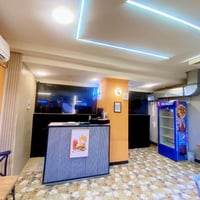 مطعم غربي ويرهم شرقي وكلشي مساحته حلوه ومطبخ جبير وبي خدمات شارع عام ب...