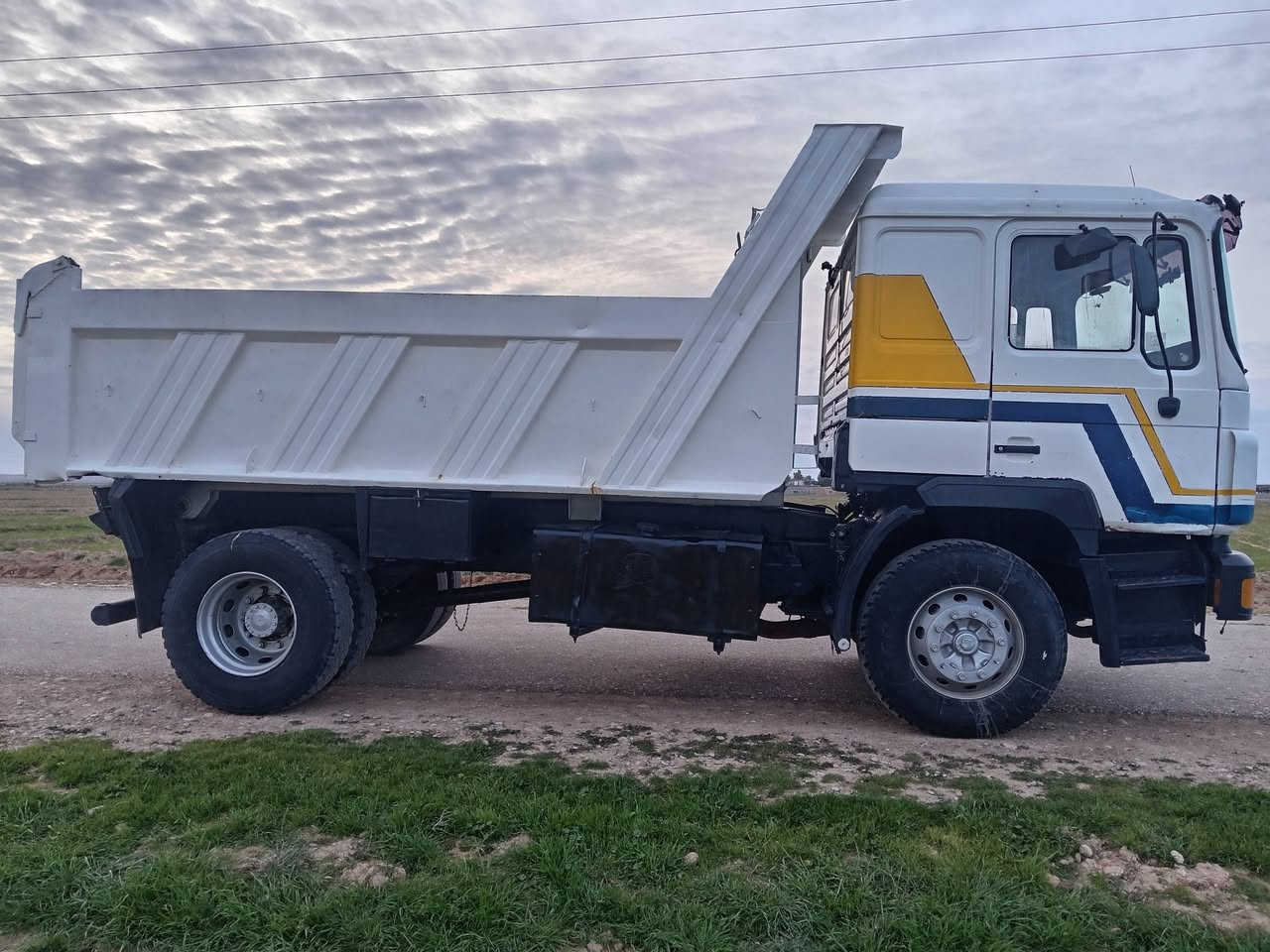 السلام عليكم مان موديل 92 رقم انجليزي سنويه لل 31 يلا تسقط بقرص تحويل كافه المحافظات  مكفول المان كله بلادي المكان محافظه ديالى هذا الرقم بو واتساب واتصال ***********
