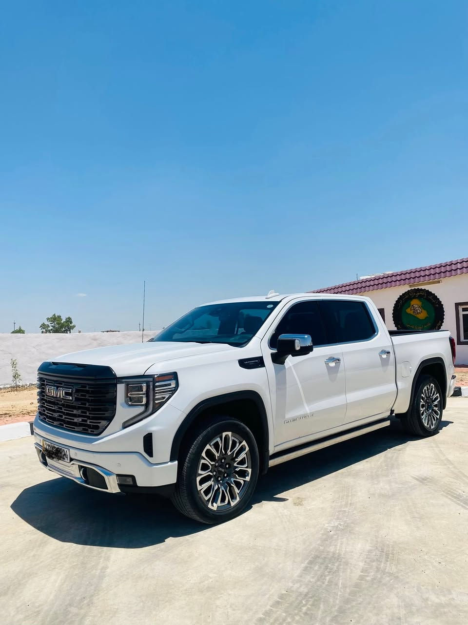 للبيعGMC سيرا دنلي2023
محرك 6200V8
ماشيه 60 الف كيلو
 حادث فقط جاملغ امامي جهة السايق
رقم اربيل الدولي
تضليل مروري اربيل كتاب

فول1/1 عل مواصفات بالجمسي
المواصفات :
*كير 10 نمر
* كير طرح و شاشات ديجيتال بالكامل 
*كشنات هزاز تحذير
* كامرات 360 و كامرة بالبدي و شاشه مراقبه بالمرايه الوسطيه نفس مال كدلاك
*سلايت روف فتحه
* دفع رباعي 4x4.
* رادار تفاعلي مع مانع تصادم امامي وخلفي
* نقطة عمياء بالمرايات الجانبية
وتكون المرايا قلابة لرؤية اوسع للطرق الخارجية.
* تحديد المسار مع قيادة ذاتية.
* 5 كامرات (360) درجة. 
* شاشة عرض لوحة القيادة (data show)على الزجاج الأمامي. 
*الداخل مطعم بالخشب البني
* استطفاف ذكي (اوتوپارك).
* دوسات جانبية كهربائية.
* المصابيح الأمامية زنون.
* كشافات الضباب زنون. 
* المصابيح الأمامية والمصابيح الخلفية LED. 
* دخول ذكي (بصمة). 
* تشغيل عن بعد.
* مقاعد من الجلد الفاخر. 
*داخل جلد لون قرميدي
* المقاعد كهربائية مع ميموري.
* المقاعد الأمامية تبريد وتدفئة. 
* المقاعد الخلفية تدفئه
* شاشة كبيرة 12 أنچ.
* نظام ملاحة نفكيشن GPS.
* حساسات امامية وخلفية.
* مكيف خلفي.
*محدد سرعة.
* ويل كروم قياس 22 انج.
* نظام اطفاء وتشغيل اوتماتيكي.
* شاحن موبايل لاسلكي (واير ليس).
* باب الصندوق كهربائي. 3 وضعيات
* هاند بريك كهربائي.
* المرايا الوسطية كاميرا. 
* حساسات امامية. 
* حساسات خلفية. 
* مرايا مع خاصية التعتيم الذاتي. 
* مساحات تخزين إضافية تحت المقاعد. 
*مساج كشنات 3 وضعيات
*بلاتوث خلفي

#العنوان_تكريت_العلم 
#للستفسار***********

