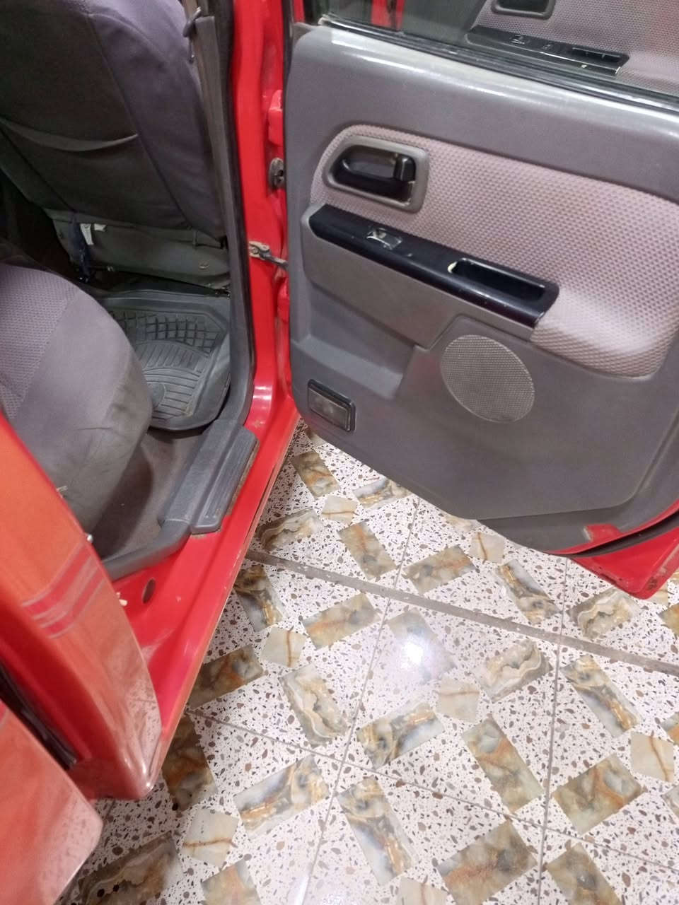 السلام عليكم بيك اب كنوناو موديل 2012 مكفوله من التبديل مكينه جديد كير جديد حداديه جديد بيه بس باب صبغ والباقي كفاله الشراي يتصل ***********
