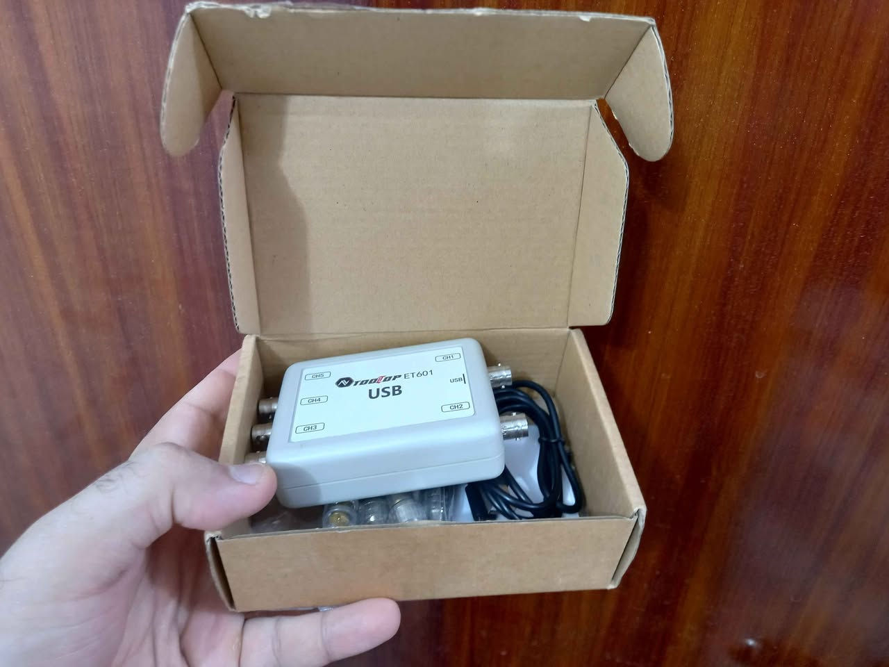 جهاز راسم الاشارة
 USB ET-601 Oscilloscope
ينربط على الحاسبة عن طريق كيبل USB
يقيس ترددات اقصى شي 50Khz ( كيلو هرتز مو ميكا هرتز يعني ترددات قليلة)
عدد المداخل ٥ (5 channel)
استيرادي الخاص من الصين
استعمال قليل جدا نظيف
اعلى فولتية يقيسهة ٨ فولت بس اذا بروب 10x يصير ٨٠ فولت و اذا بروب 100x يصير ٨٠٠ فولت
نصب البرنامج على حاسبتك من الموقع 
باقي للمواصفات في الصور
الملحقات: سلك USB و رؤس BNC عدد ٥
السعر: ٤٥ الف دينار عمارة, ميسان


**إذا كنت صاحب هذا الإعلان وتريد حذفه لأي سبب، رجاءا أرسل رسالة إلى الدعم الفني**