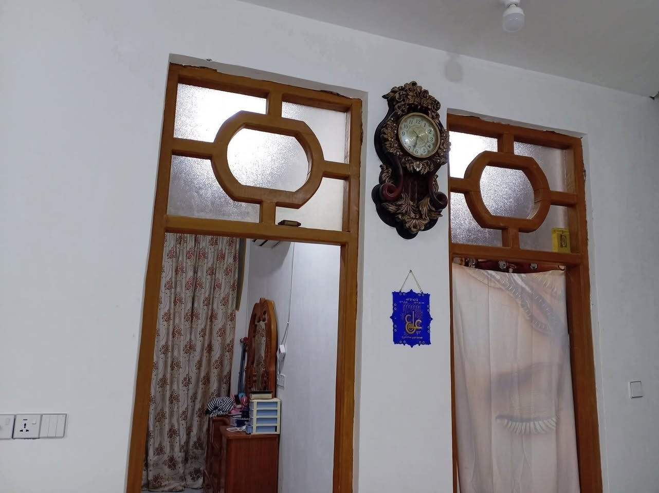 دار للبيع حي الحكيم مساحته ٢٠٠ متر غرفتين نوم وهول استقبال مطبخ بشارع اسواق البركه
  البيت مرقم.   تبليط وصب بالباب شارع

ابعد عني الشارع 150 متر
الاتصال واتساب ***********
