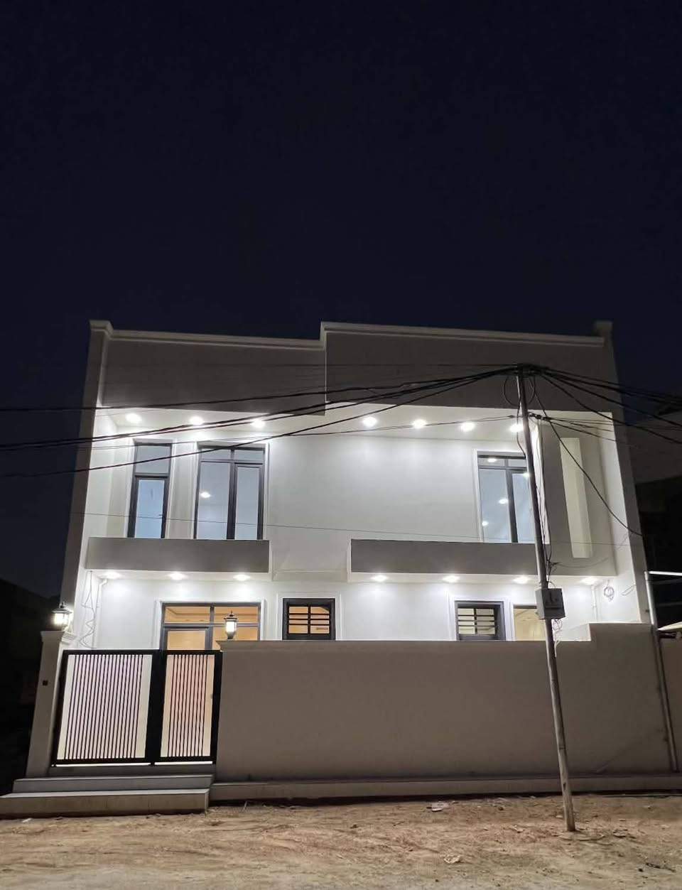 دار سكن للبيع طابو صرف غير مفرز

دار سكن بمواصفات عصرية فاخرة وبناء وفق أحدث الطرق الهندسية الدقيقة.

 الموقع: الديوانية منطقة المدراء ، موقع مميز جدا 
 خلف هيئة النزاهة يقع على شارع بعرض 12 M
 المساحة: 135 M  الواجهة 11 M
 التصميم:
 طابقين كونكريت مسلح، 
غير مسكون، 2026
 يحتوي على
 3 غرف /صالة عدد 2/ استقبال / مطبخ / مجموعة صحية عدد 3

لا تنسوا الاشتراك والمتابعة ليصلكم كل ما هو جديد 

                          المراجعة 
    مكتب مهدي العتابي للعقار ديوانية الجزائر مقابل فندق برج الامراء للاستفسار
*********** مهدي العتابي 
*********** حيدر الفتلاوي
***********
