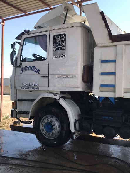 السلام عليكم للبيع سكانيا 113 محرك 12 ونص بخار قليل كير 5*5 سنگل عضلة جوب تواير الجـدام والاكسن جدد 
مكان الشركاط الهيجل    ***********
السعر 160 وبيها مجال
