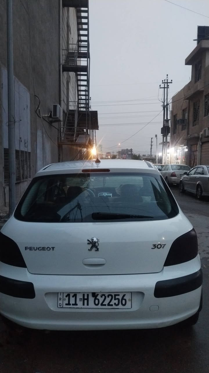 السلام عليكم سياره بيجو ٣٠٧ ٢٠٠٤ عل وضع الشركه  بيه بارد بباب الخلفيه العكس السايق ب٥٦ رايده مكاني بغداد الغزاليه ***********
