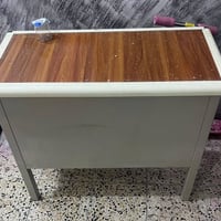 ميز مكتبي حديد مستعمل نظيف سعره 60 الف المكان الدورة تواصل اتصال078327...