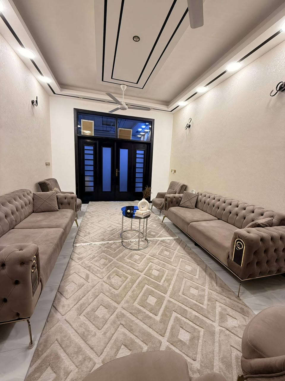 بيت للبيع – الحر / حي سومر قرب مدرسة سومر
🏠 بيت طابقين
📐 المساحة: 160 م²   .  8x20
📜 طابو صرف
🧱 أساس رفت كامل
🕒 عمر البناء: 5 سنوات
📍 يبعد تقريبا 60 متر عن الشارع العام 
🔹 يحتوي على
• الطابق الارضي ( كراج ، استقبال ، صالة مفتوحة على المطبخ ، مطبخ بارد + حار ، غرفة نوم ، صحيات ) 
• الطابق الاول ( صالة ، غرفتين نوم ، حمام واسع ، غرفة غسيل )
 السطح كامل شتايكر
 خدمات كاملة
للاستفسار اكثر واتساب صاحب العقار ( *********** )
