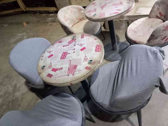 ميوز طعام يرهم الحديقه هم ثلاث كراسي واحد والثاني ميز وكراسي ٢ للبيع اي استفسار ***********
