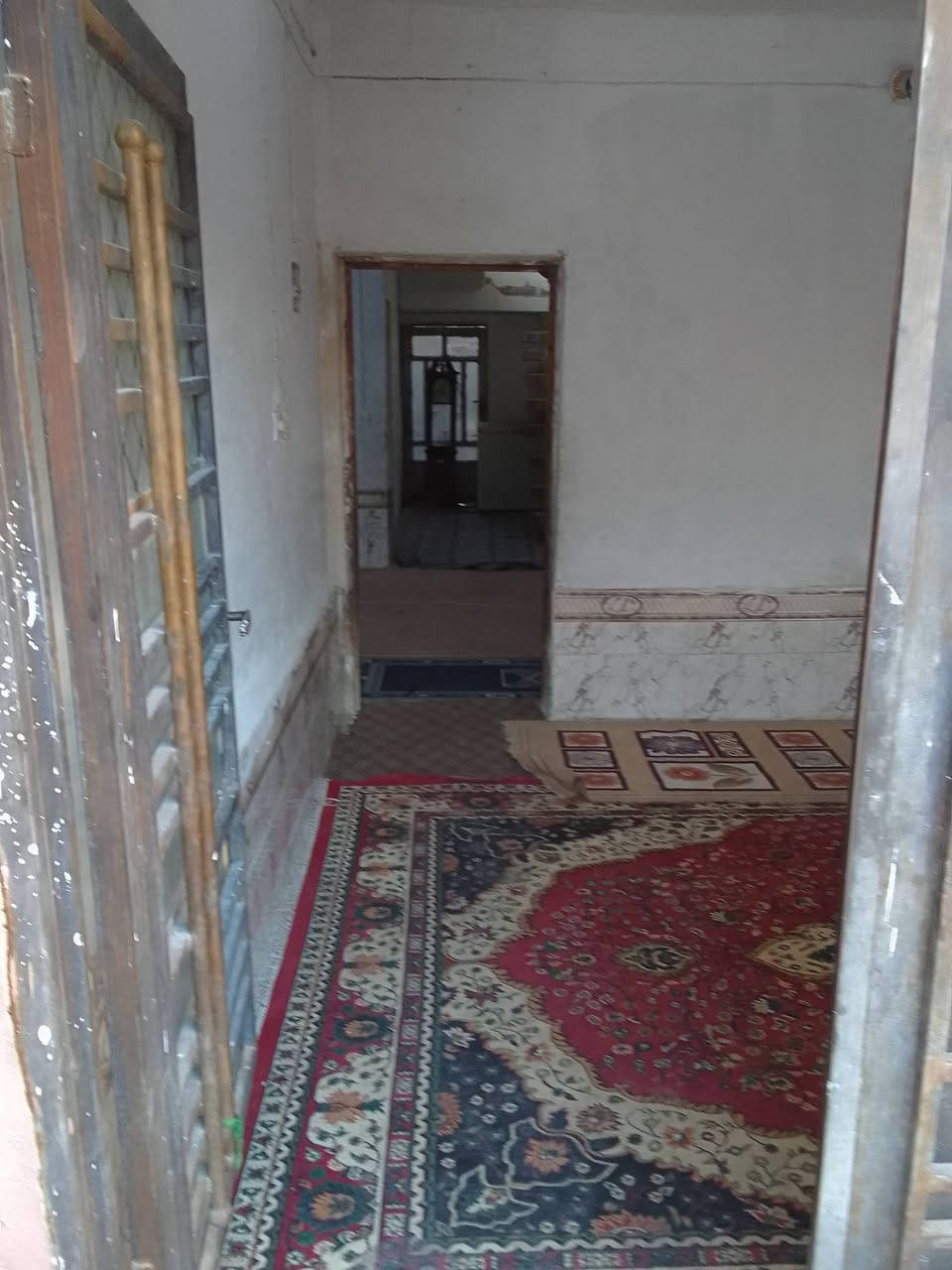 بيت للبيع في الحيدرية الاحولي الاول قرب مدرسة كرماء العرب المساحة 200م البناء أساس صب والحايط بلوك وسقف عگادة 2غرف نوم ومطبخ وحمام وصاله وستقبال ومجموعة صحيات خارجية رقم الدار 1127 السعر 75 ت***********
