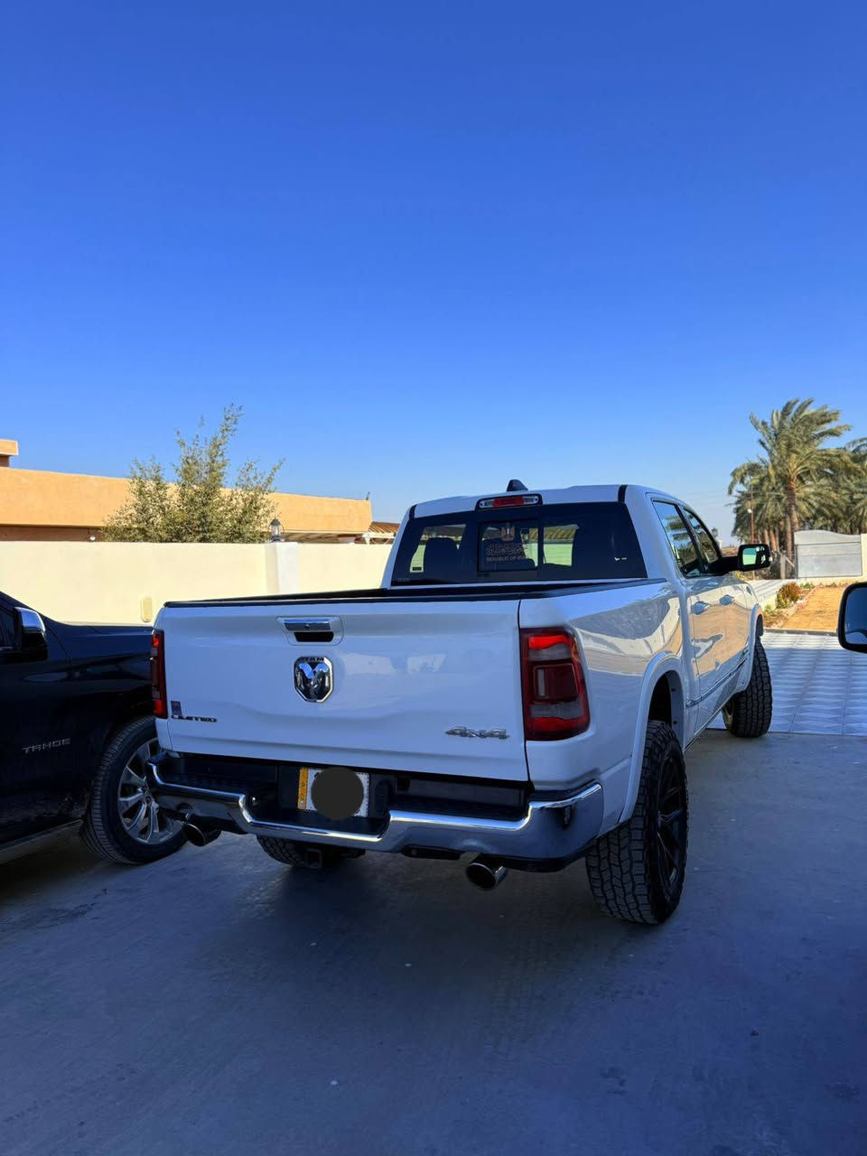 دوج رام 1500(( لمتد )) فول فول مواصفات
الموديل 2021
المحرك : V8 5.7L .
رقم بغداد باسمي تحويل مباشر
ماشيه 65
المواصفات :فول 1/1 
دوس كهرباء 
* دفع رباعي 4x4. فور ويل
رادار تفاعلي مع مانع تصادم. 
نقطة عمياء. .
 بجم كبس
* دوسات جانبية كهربائية.
* المصابيح الأمامية زنون.
* كشافات الضباب زنون. 
* المصابيح الأمامية والمصابيح الخلفية LED. 
* دخول ذكي (بصمة). 
* تشغيل عن بعد.
* مقاعد من الجلد الفاخر. 
* المقاعد كهربائية مع ميموري.
* المقاعد الأمامية تبريد وتدفئة.
الستيرن تدفئه 
شاشة كبيرة 12 أنچ.
* نظام ملاحة نفكيشن GPS
* حساسات امامية وخلفية.
* مانع تصادم خلفي. 
* مكيف خلفي.
*محدد سرعة.
* مرايا كهربائية جانبية من الكروم قابلة للطي كهربائيا.
* شاحن موبايل لاسلكي (واير ليس).
* الشباك الخلفي كهربائي
* امكانية تعديل ارتفاع دواسات البنزين والبريك.
* هاند بريك كهربائي.
* جوبلسات جگات تصعد وتنزل 
* حساسات امامية. 
* حساسات خلفية. 
* مرايا مع خاصية التعتيم الذاتي. 
* مساحات تخزين إضافية 
باب طويل بدي قصير مرغوب 
امريكي حادثها كلش بسيط بدون ايرباك طرف الباب فقط 
سياره جديده بمعنه الكلمه

للبيع او مراوس حسب القناعه لاستفسار اكثر تصال برقم 

***********
