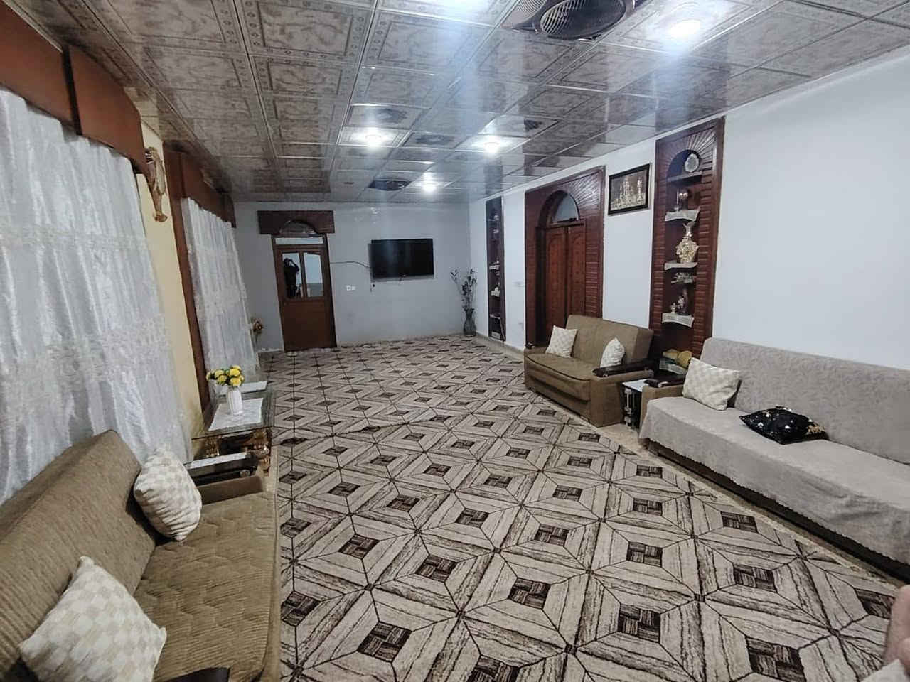 دار للبيع  تصميم الداخل خليجي المساحه 375 م كوت داموك دور الضباط داخل المربع مقابيله ساحه متنفس وليس بيوت مثل ما موضح بالفديو  داخل الدار حديقه +كراج سيارة + ٤غرف ٥×٥
 ٢غرف بالطابق الثاني مع ٢ طابق الاول +صاله  مغلف صاج بورمي+هول مغلف أيضا  +٣صحيات مشتركه الطابق الأول والثاني  والطابق الثالث بيتونه
الاتصال ***********
            ***********
