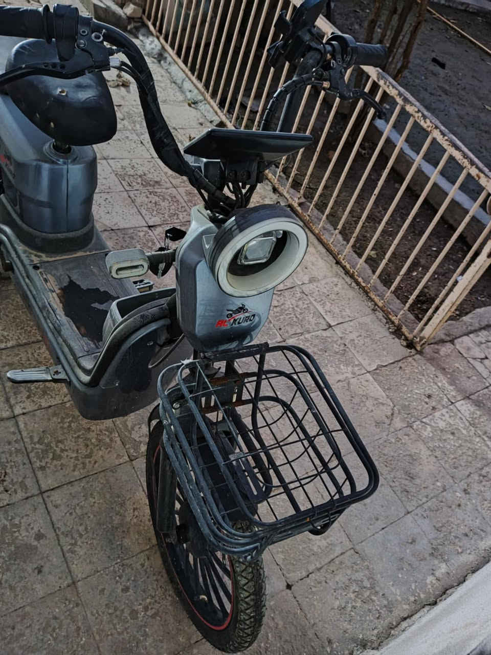 السلام عليكم دراجة شحن حجم 20الدراجه الدراجة نضيفه  بس تبدل البطاريات مالها وگبل الشارع الدراجة حيل نضيفه والون يخبل تحيط معا شاحنت الدراجة أكيد والصندوگ صغير يصير ورى السعر 200الف وبيها مجااالل مكاني موصل الايمن
***********
*********** اتصل وبيك خير وتدلل
