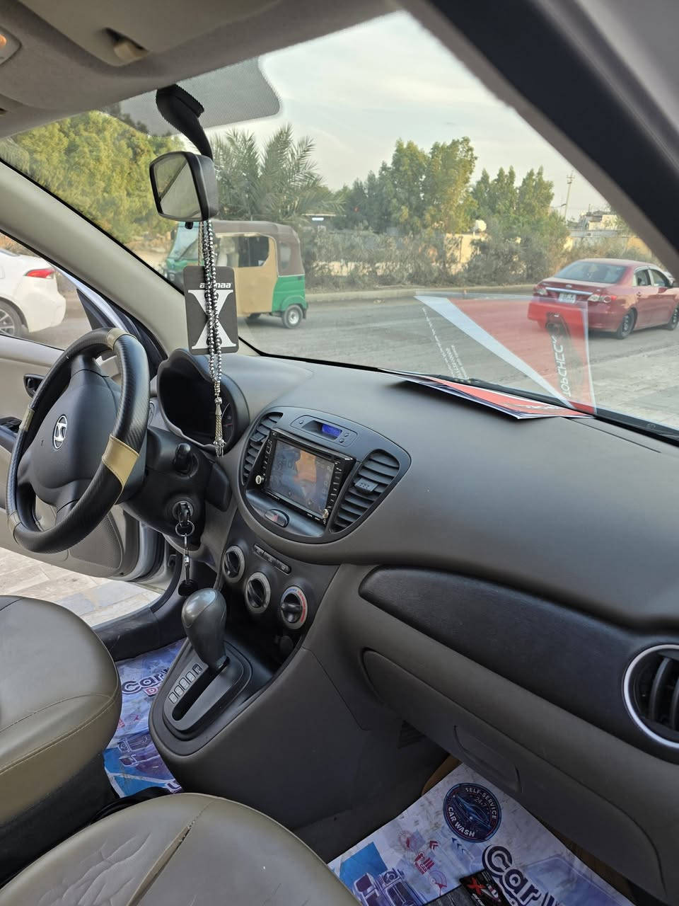 هونداي i10.   ٢٠١٥  السعر ٩٣ ورقه و بي شويه مجال ماشيه اقل من ٢٠ بالضبط ١٩٧١٠ كيلو متر مكفوله من الصبغ و البارد و المكينه و الكير تخم تاير جديد شاشه مع كامرة خلفية التحويل ثاني يوم .... السيارة ابدا ما متعوبه و الكشر نظيف ما بي شخط محرك ١٢٠٠ الاتصال *********** علي
