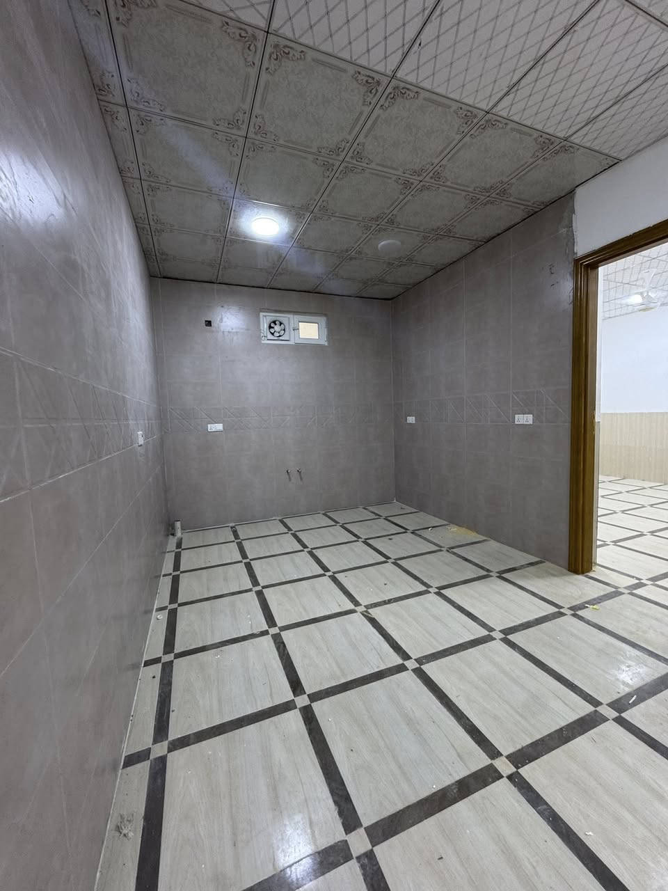 شقه للأيجار في حي المهندسين مساحة150 تحتوي على غرفتين صاله مطبخ صحيات سعر للأيجار650 للتواصل على رقم***********
