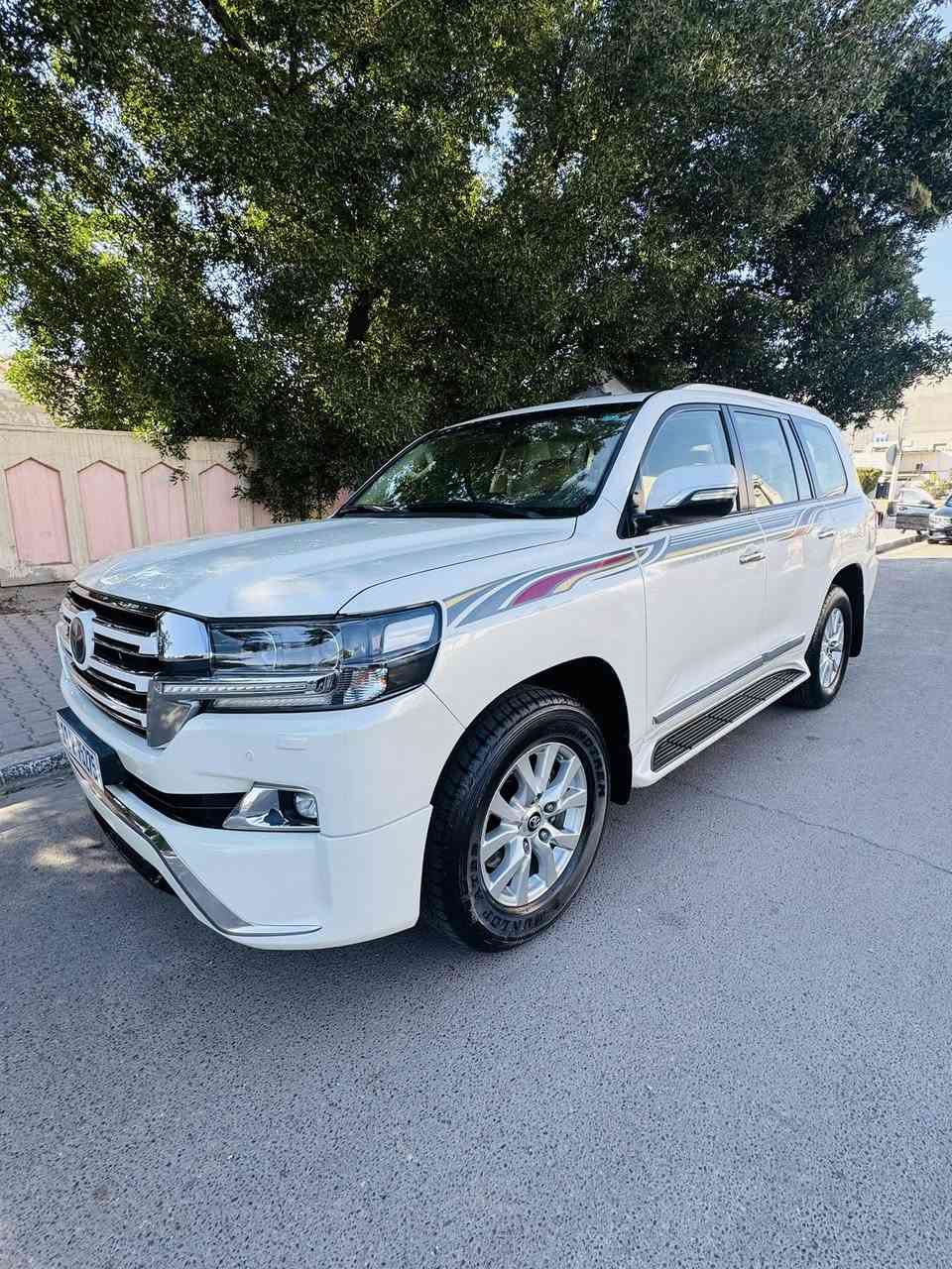 السلام عليكم للبيع لاند كروز موديل 2017 GX.Rوايت تديشن الباب الاول السياره  ماشيه 110 الف وسونارهة مرفق مع صور رقم جديد باسمي تحويل مباشر السياره فول مواصفات ٣ شاشات شاحن وايرليس كشنات جلد كرسين كهرباء سونرهة مرفق مع الصور مكانهة بغداد حي العدل السعر 445 وبيهة مجال لشراي 
***********
