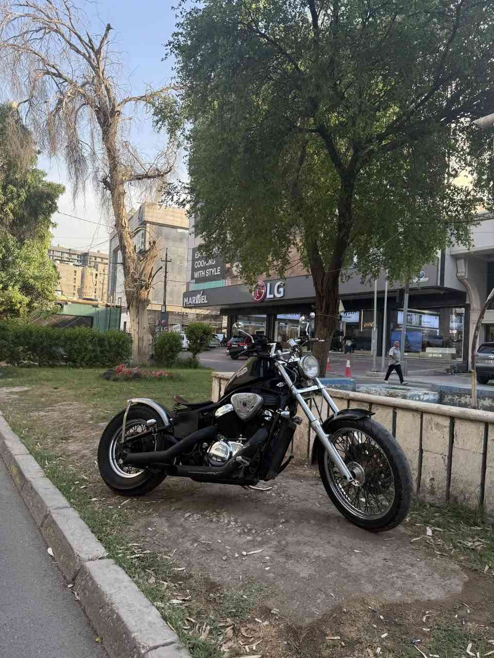 السلام عليكم 
هنودا استد 400 ببر
الدراجه المحرك جديد يعني يشك الكاع شك
وعليها اكزوز يموت وصوتها كلش حلو
أشاير لايت بكلايت كله شغال نكره سلف 

الدراجه  اعليها ادامه كامله مابيها اي نقص
الدراجه بدون أوراق مكفوله سرقه وعشاير 
سعرها 1550 وبيها مجال بسيط 
*********** واتساب متواجد
