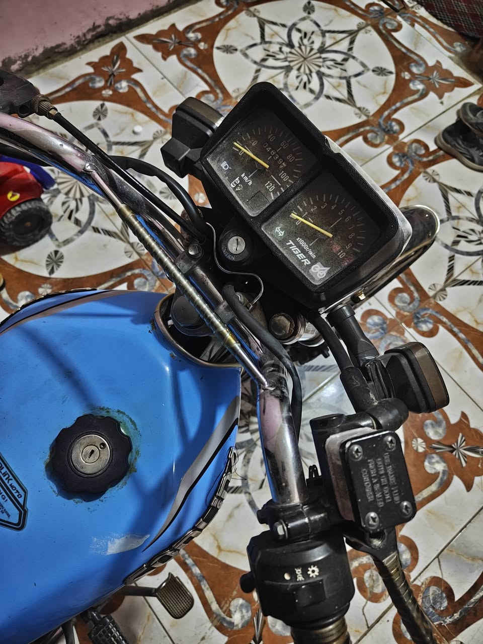 سلام عليكم دراجه تايكر سونك 2023 اوراق سكنر دراجه خير من الله ماعوزهه برغي المكان الديوانية قضاء الحمزة الشرقي السعر 600 وبيهه مجال ***********
