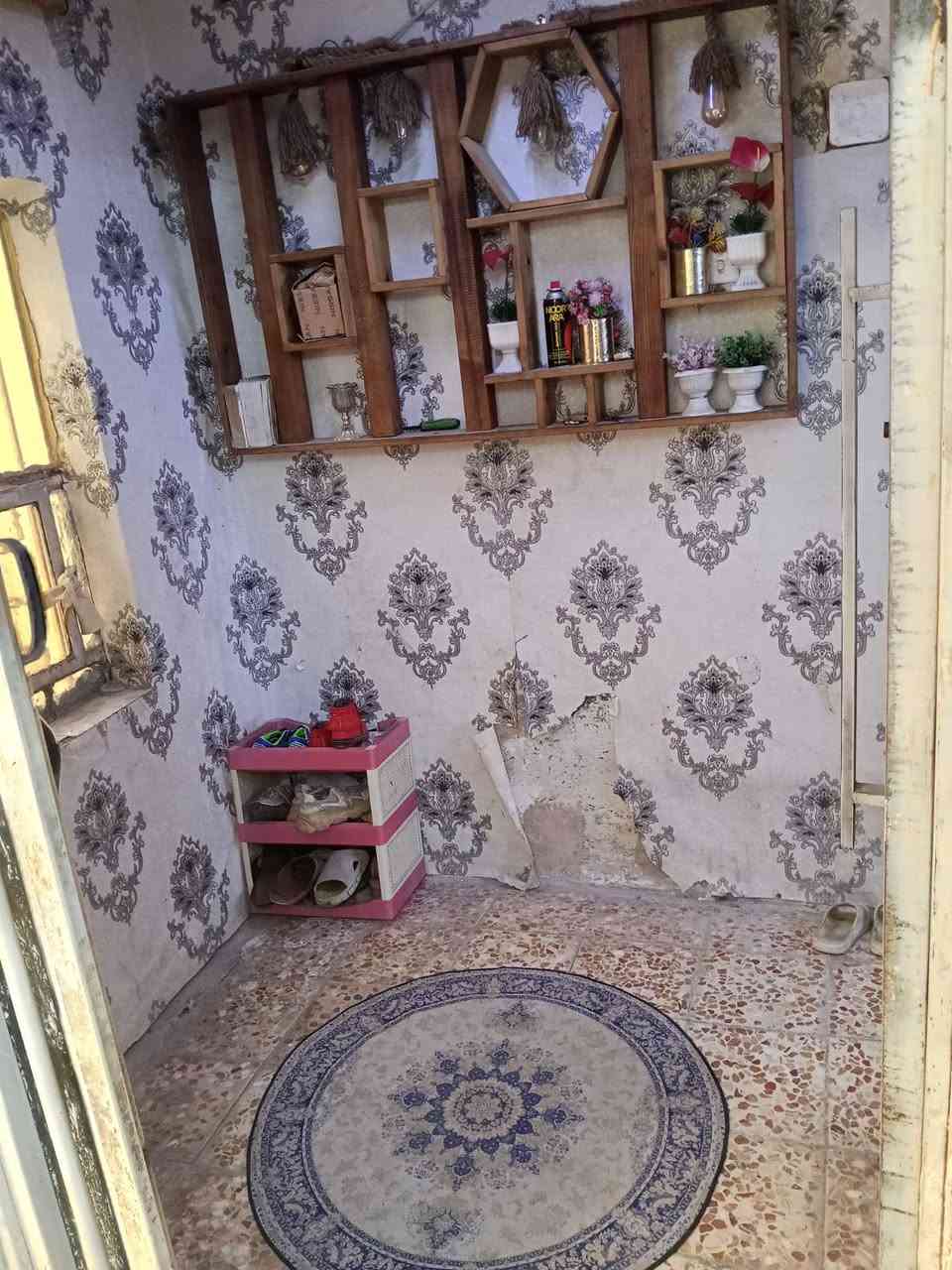 بيت للبيع العنوان الشعب شارع الصحة حي الجزائر قرب المركز الصحي للجزائر
تفاصيل البيت :الواجهة ٦ ..النزال ١٥ ....الطابق الأرضي يحتوي على استقبال واسع وكراج يوسع للسيارة وتزود من مساحته نوع السقف عكادة شيلمان ويحتوي الطابق الأرضي على مطبخ وحمام +تواليت وغرفة صغيرة للغسالة 

مدخلين للبيت من المطبخ ومن الاستقبال 

ويحتوي الطابق الاول على غرفتان واسعتان وبلكونة 

للاستفسار الاتصال على الرقم ***********

(السعر 120مليون )
المنطقة والموقع حلوات صيدلية وعيادة ومستوصف وفرن صمون ومطعم وانشائيات واسواقات مسافة السوق منه ٣ دقائق يعني موقع مريح
