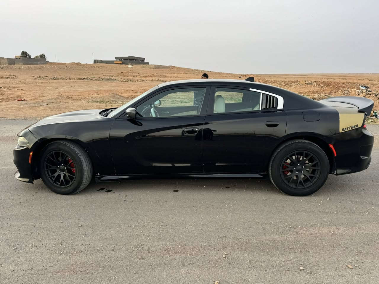 السلام عليكم 
من رخصة الادمن 
جارجر 2016
 مواصفات SXT 
تو ويل بنيد محدث
رقم بغداد مميز بسمي
صور الضرر بل منشور 
صبغ جاملغ امامي فقط
مكاني الانبار الرمادي
السعر 170 وبيها مجال
رقم تلفوني 
***********
