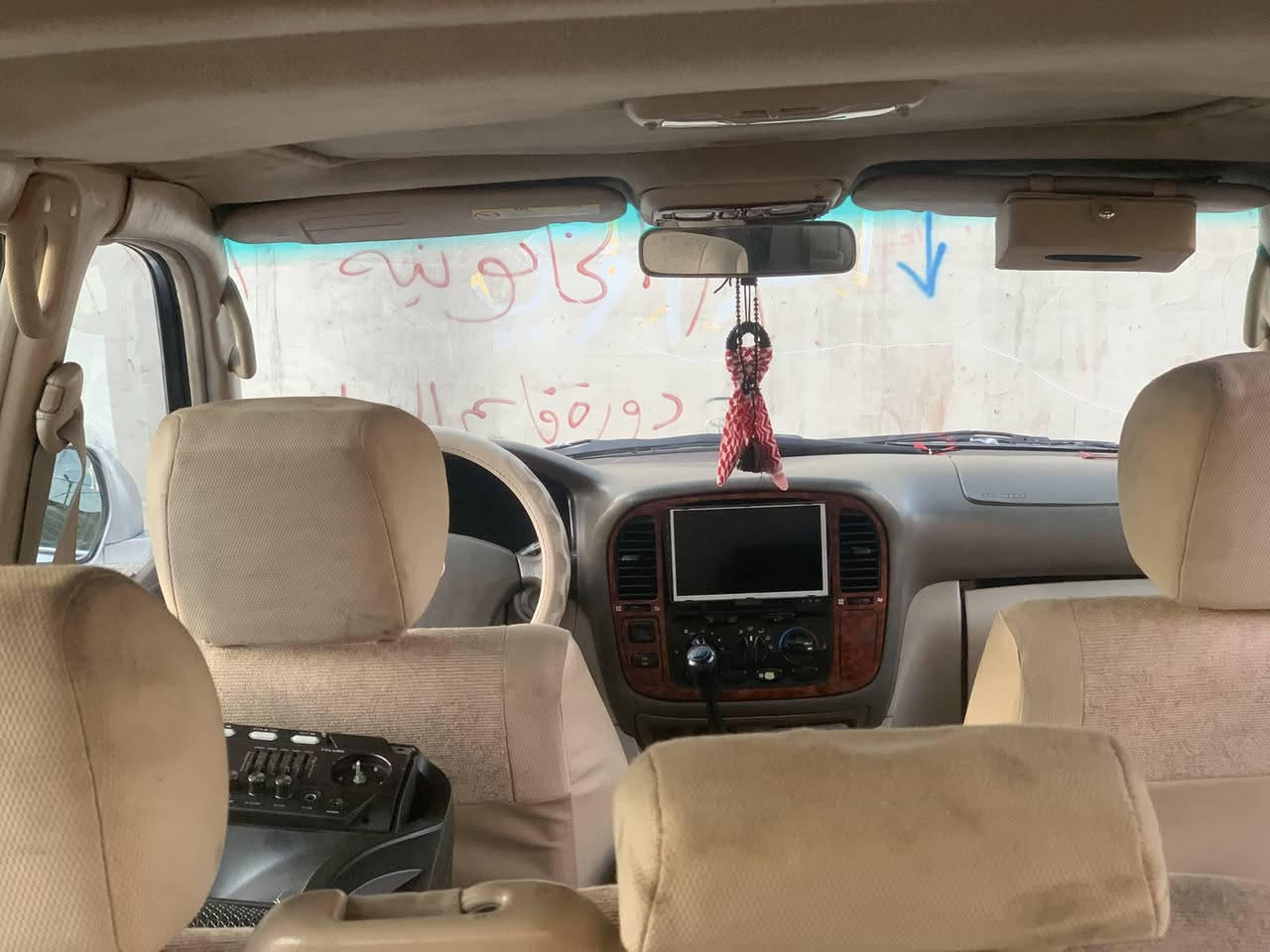 سلام عليكم ورحمة الله وبركاته سياره لاندكروزر موديل ٢٠٠٠ السيارة احلا من الصوره مصبوغه عام ٨سلندر 
ثلاث قطعه تبريد  مكينة كير شرط مكينه قبل سبوع عمراته  
طخم امامي جديد بيدي شديتو طخم خلفي جديد. غرفته السياره نضيفه عل وضع الشركه فول فول سيار بس كير عادي شرط الوكالة و شرط تحويل السياره تخذه جهاز ربع ما تصرف عليه تريك وين ما تريد طلع بيه  الياته زينون اصلي كلو شغل نطيك سياره من دعميه لي دعميه كلو شرط و شغل 
السعر ١٣٥و بيه مجال و ترهم مرواس بس يكون اخذه فرق لان محتاج  
المكانه موصل 
الرقم ***********
وتساب ***********
