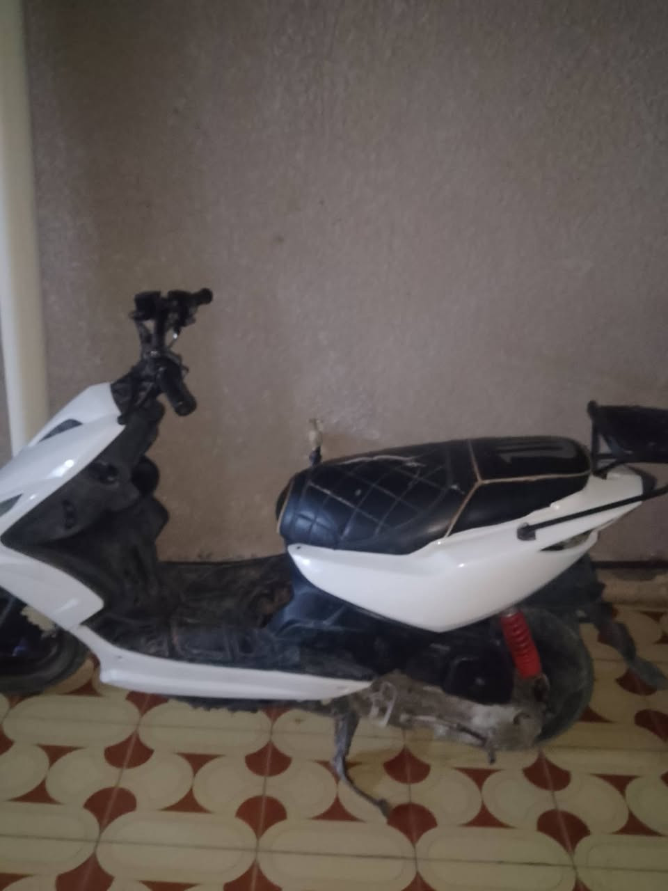 سلام عليكم شباب عندي درجه ثعلب نقصها سيلف مفتوحه مبدل والفات سعر مناسب مراوس عادي الراوس  رقم الهاتف ***********
