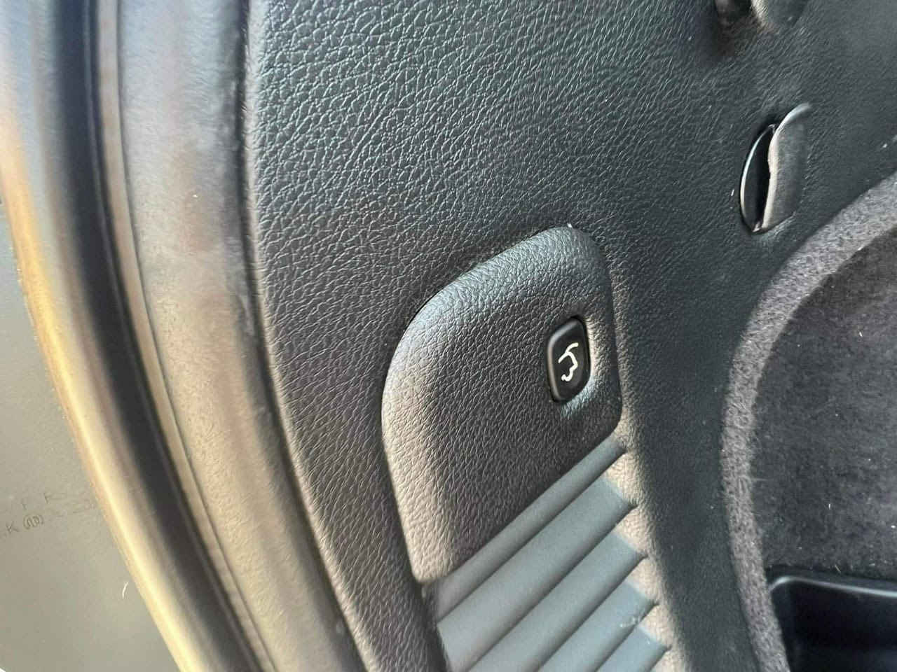 جيب كراند شيروكي ..الفئة لمتد 
اللون سلفر 
موديل 2019
ماشية 62 الف ميل
محرك 6 سلندر 
كير 8 نمر
السقف بانوراما 
الداخل جلد اوفرلاند جوزي 
مقاعد تدفئة تبريد 
جنطة كهرباء
 حساس خلفي وكاميرا 
شاشة كبيرة لمس
تاير ويل 20 سبايدر
باتري جديد قبل شهر 
مع فتحة وفيول بمب جديد
راديتر واتربمب ماء و فريز تبريد جديد

السعر 20 الف مع المجال وبعض الملاحظات
***********
بغداد الكرخ
