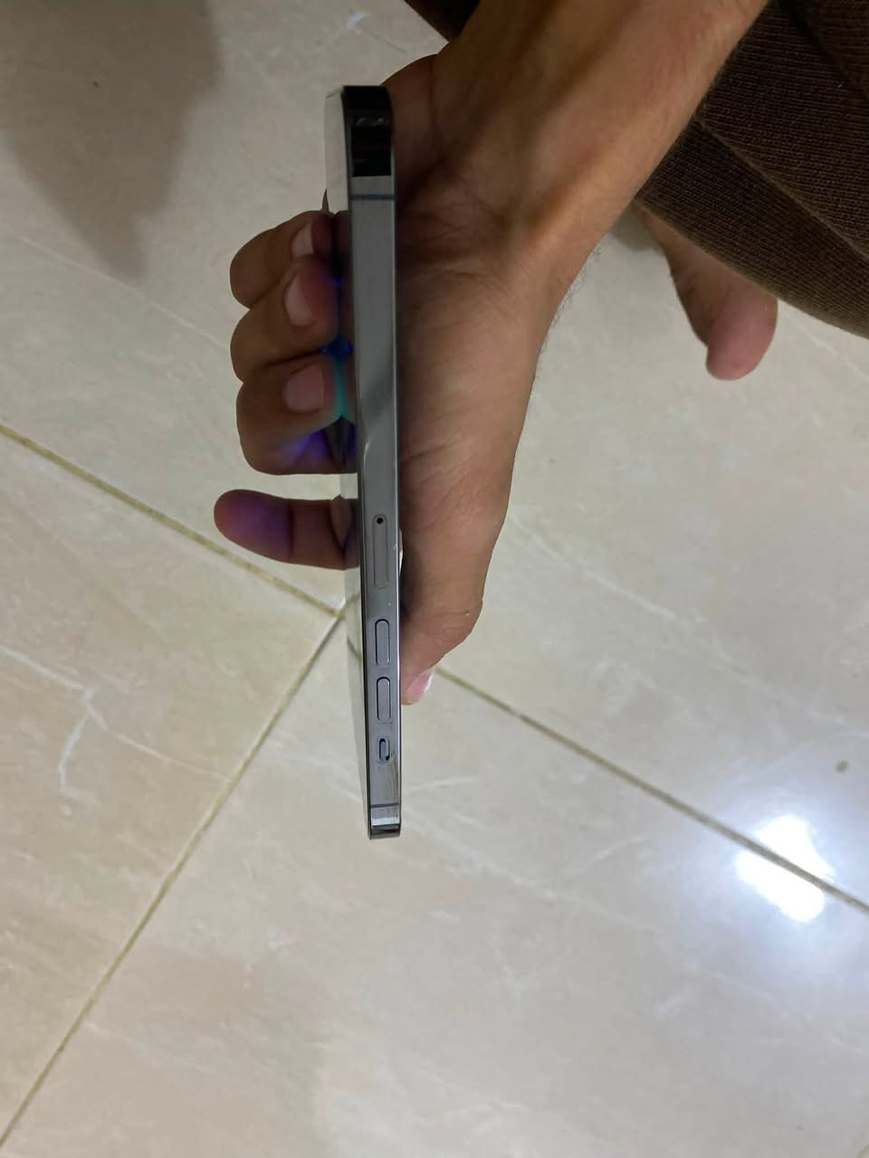 ايفون 13 برو ماكس
ذاكره ٢٥٦
بطاريه ١٠٠ مستبدله اضبط نوعيه 
شاشه من جهاز ثاني خوش نوعيه 
نموضج M/A
جهاز نضف مثل ما واضح كبالكم 
مكان رمادي  
سعر ٥٥٠ بي مجال لحد يكلي ٤٠٠
واتساب فقط ***********
