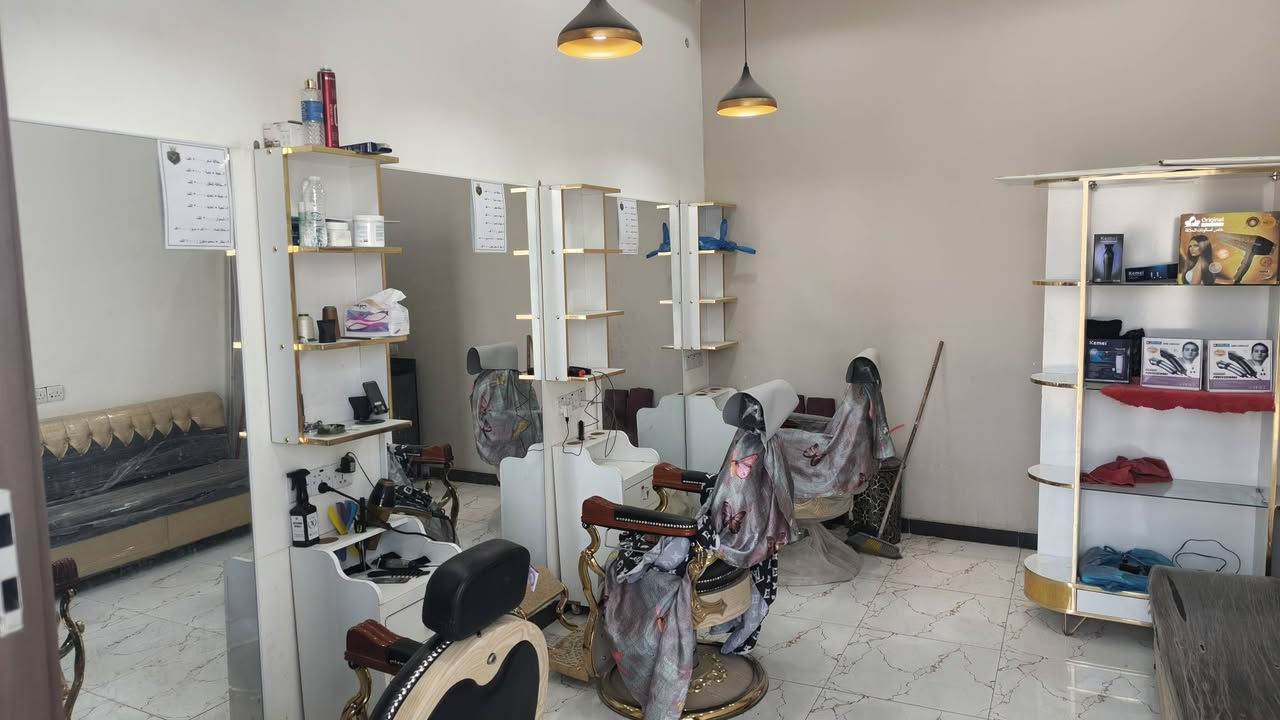 سلام عليكم محل حلاقه كامل لليجار اوللبيع موقع المحل ناصريه حي التضحيه شارع العياده قرب افران صمون الرحمان ***********
