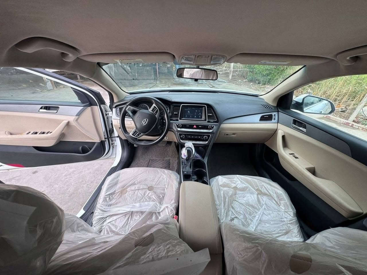 للبيع سوناتا 2019 SE 
▪️ محرك 2.4
▪️ گير أوتوماتيك
▪️ شاشة + كاميرا
▪️بدون حادث وصوره فحص مرفقه
▪️ تبريد قوي

✅ 80 ألف ميل
✅ بدون صبغ
✅ وارد أمريكي
✅ فحص بأي مكان
🔹 سنويا منتهية 

💰 السعر: 160$ 
📍 الموقع: بغداد الكرخ مكاسب 
📞 واتساب / اتصال: ***********
