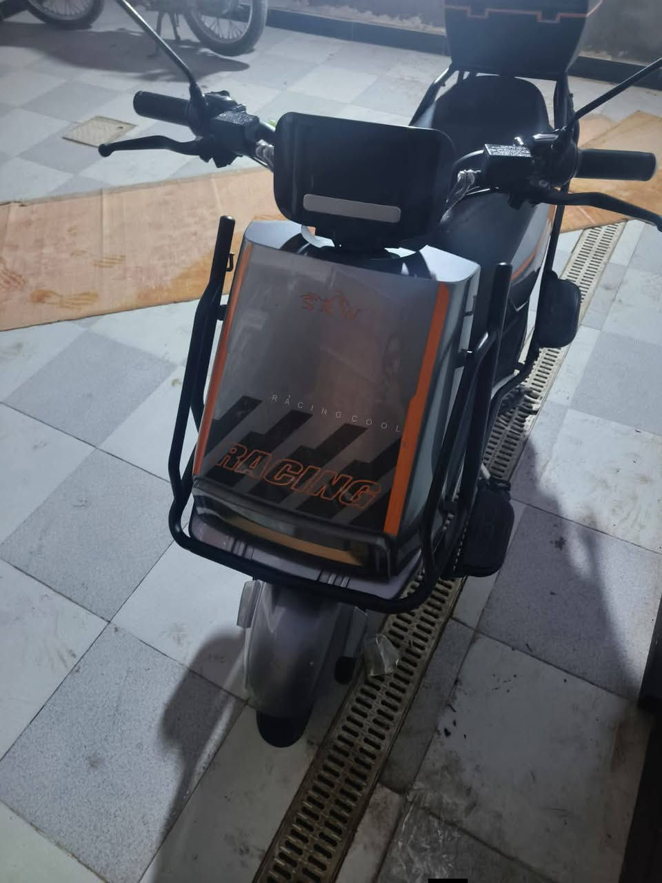 السلام عليكم اخوان دراجة شحن حجم كبير للبيع
تحتوي على 6 بطاريات كاملة مكملة من جميع النواحي
لايت شاشة اشاير عالي ناصي السعر 700
عنواني ناصرية اسديناوية الرقم ***********
