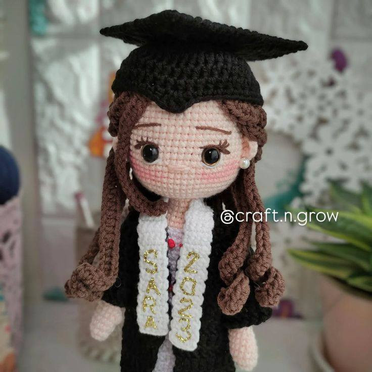 مساء الخير والذوق على متابعينا الغاليين 🌷
متوفر من أعمال الحياكة اليدوية
تنفيذ حسب الطلب ✨
دمية تشبهك حسب اختصاصك سواء محامية أو دكتورة 
أو خريجة و الون حسب الطلب
🧵 حياكة يدوية
🧶 مصنوعة من خيوط ممتازة
🤍 شغل مرتب، ذوق عالي، وتنفيذ بكل حب
📦 توصيل متوفر إلى جميع محافظات العراق
📩 للطلب أو الاستفسار مراسلة الصفحة
او واتس 770 085 5063
غايتنا ثقتكم ورضاكم 🌸
#حياكة #كروشيه #هاندميد #اعمال_يدوية #ديكورات_منزلية
#كروشيه_يدوي #بغداد #العراق #explore
