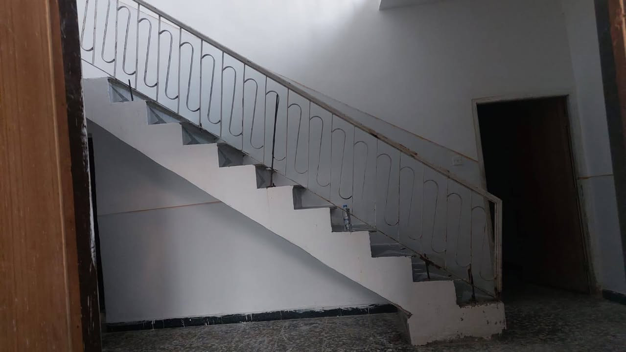 السلام عليكم ورحمة الله وبركاتة 
دار للبيع سند 25 تحويل مباشر 
محيزم السابعه قرب مدرسه بابل قرب شارع 100
مساحته 100 فوك غرفه وصالة وجوة غرفه وهول واستقبال ومطبخ صب كونكريت 
وهذا الرقم ***********
