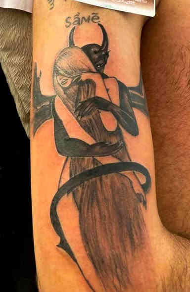 عمل جميع أنواع الوشم والتاتو الاحترافي 1️⃣ 
الوشام منتظر الزير 1️⃣
*********** .... النجف الاشرف 
الجميع
