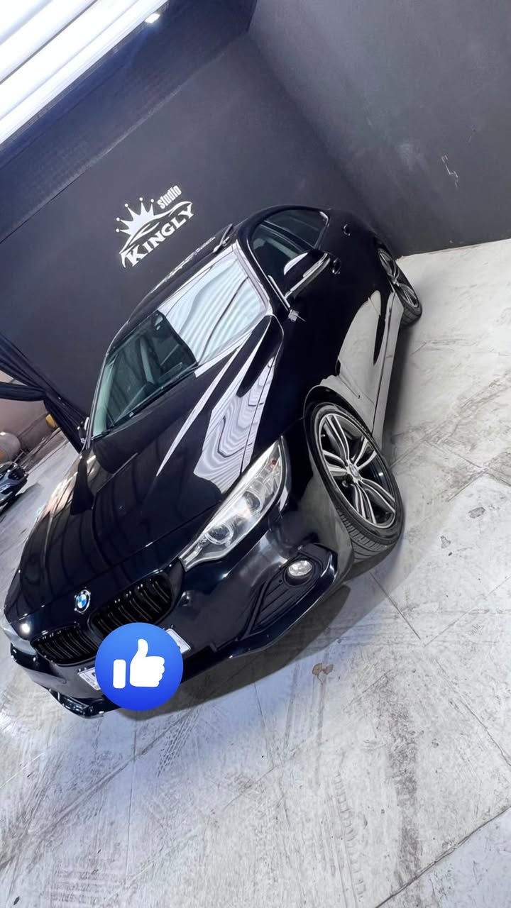 🚘 للبيع: BMW 420d موديل 2015 (فول مواصفات) بحالة ممتازة وكاله العروش 🚘
السلام عليكم، لأصحاب التميز والفخامة، معروض للبيع سيارة بي إم دبليو الفئة الرابعة (فول مواصفات) بحالة ممتازة وجاهزة للاستخدام:
📌 المواصفات الأساسية:
• الماركة والفئة: BMW 420d (الفئة الرابعة - جران كوبيه).
• سنة الصنع: 2015.
• المسافة المقطوعة (127 الف)  
📌 المحرك والأداء واقتصاد الوقود:
• نوع المحرك: 4 أسطوانات (4Cyl) بسعة 2.0 لتر تيربو ديزل (عزم قوي جداً واقتصادي جداً في الوقود).
• ناقل الحركة (الجير): أوتوماتيكي (Steptronic) من 8 سرعات.
• نظام الدفع: دفع خلفي (RWD).  
📌 المواصفات الخارجية والإضافات:
• فتحة سقف كهربائية (زجاجية).
• جنوط سبورت مميزة وكبيرة الحجم تعطي السيارة مظهراً رياضياً جذاباً.
• حساسات (أمامية وخلفية) للمساعدة على الاصطفاف.
• إضاءة أمامية زينون مع ليد (LED) نهاري وشبكة أمامية رياضية باللون الأسود اللامع.
📌 المواصفات الداخلية والرفاهية:
• مقود رياضي مميز يحمل شعار M.
• تطعيمات ولمسات داخلية بلون ألياف الكربون (Carbon Fiber) على التابلوه والأبواب والكونسول.
• شاشة تحكم وسطية مع نظام iDrive كامل ونظام ملاحة.
• كراسي رياضية مخمل مريحة ونظيفة جداً.
• تحكم ستيرنج كامل، مثبت سرعة، وبلوتوث.  
📌 حالة السيارة وجاهزة للتحويل مباشرة.

🚘  السياره مكفوله كفاله عامه من الصبغ والتعديل حته الدعاميات 
تحويل مباشر رقم سليمانيه 
***********
***********
145 ورقه وبيه مجال بسيط
