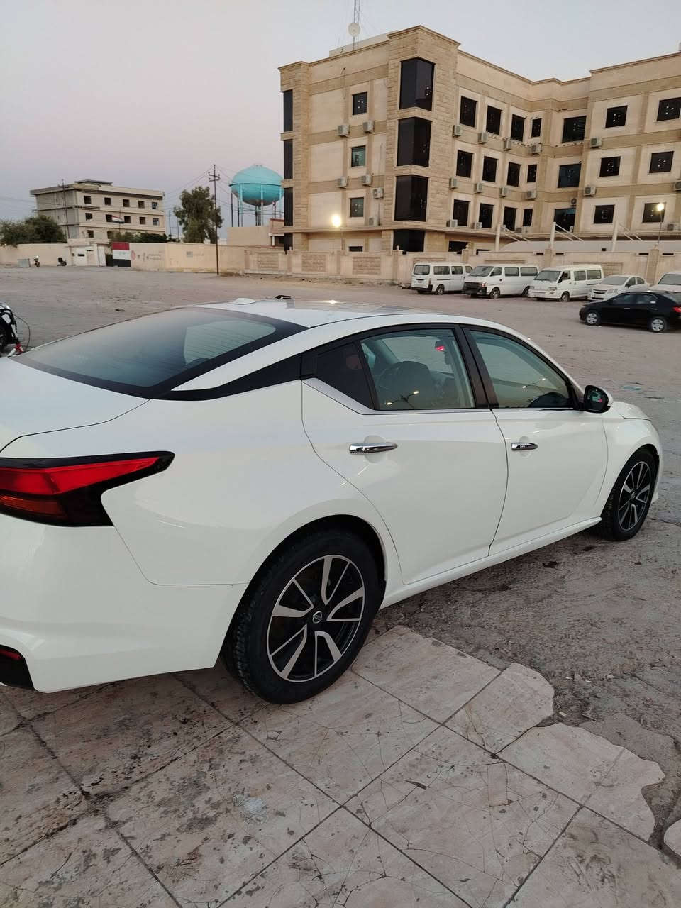 السلام عليكم نيسان التيما موديل 2020 وارد أمريكي تو ويل s  معروفة مواصفات الاس رقم أربيل باسمي تحويل مباشر ما اسوي وكاله السونار مرفق ويا الصور  بيه ربع بنيد وجاملغ سكن حادث أمريكا وبيها بابين والدوسة بالعراق بدون دواخل ماشيه 91 الف كم قابل للزيادة السعر 130وبيها مجال بسيط مكان السيارة الفلوجه***********
