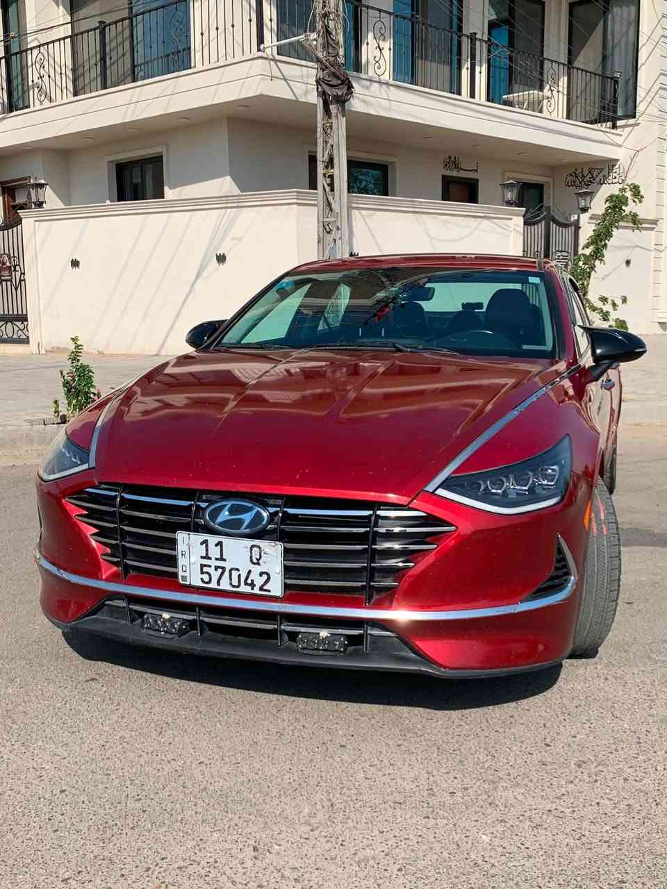 سوناتا SEL Hybrid 2023 للبيع
او مراوس 

الموديل: 2023

الفئة: SEL Hybrid

الوارد: أمريكي

المحرك: 2.0 لتر هايبرد

ناقل الحركة: أوتوماتيك

الممشى: 48 ألف كم

الملكية: باسم المالك

التحويل: مباشر ثاني يوم

السنوية: سارية إلى 29

الموقع: بغداد – الطالبية

الحالة

السيارة بحالة ممتازة وعلى يد مالك واحد.

شرط الفحص والسونار.

المحرك، ناقل الحركة، ومنظومة الهايبرد (البطارية) بحالة ممتازة ومكفولة.

تبريد ثلج.

الحادث في أمريكا: جاملغ أمامي فقط.

في العراق: صبغ غطاء المحرك (البنيد) بسبب شخط فقط.

بدون صبغ دواخل.

بدون فتح إيرباك.

توجد تكحيلة موضحة بالصور.

المواصفات

مقاعد جلد.

مقعدا السائق والراكب الأمامي كهربائيان.

تدفئة للمقاعد الأمامية.

نظام المحافظة على المسار.

القيادة شبه الذاتية.

4 أوضاع قيادة.

رادار أمامي مع فرملة تلقائية.

حساسات/رادارات خلفية.

نظام مراقبة النقطة العمياء.

نظام تبريد منفصل.

فتحات تكييف خلفية.

نظام صوت Bose.

شاشة معلومات وترفيه.

كاميرا خلفية.

تشغيل بصمة ودخول ذكي.

مثبت سرعة ذكي.

إضافات

بلكات جديدة.

مجول جديد.

فلاتر جديدة.

رقم الاتصال: ***********
