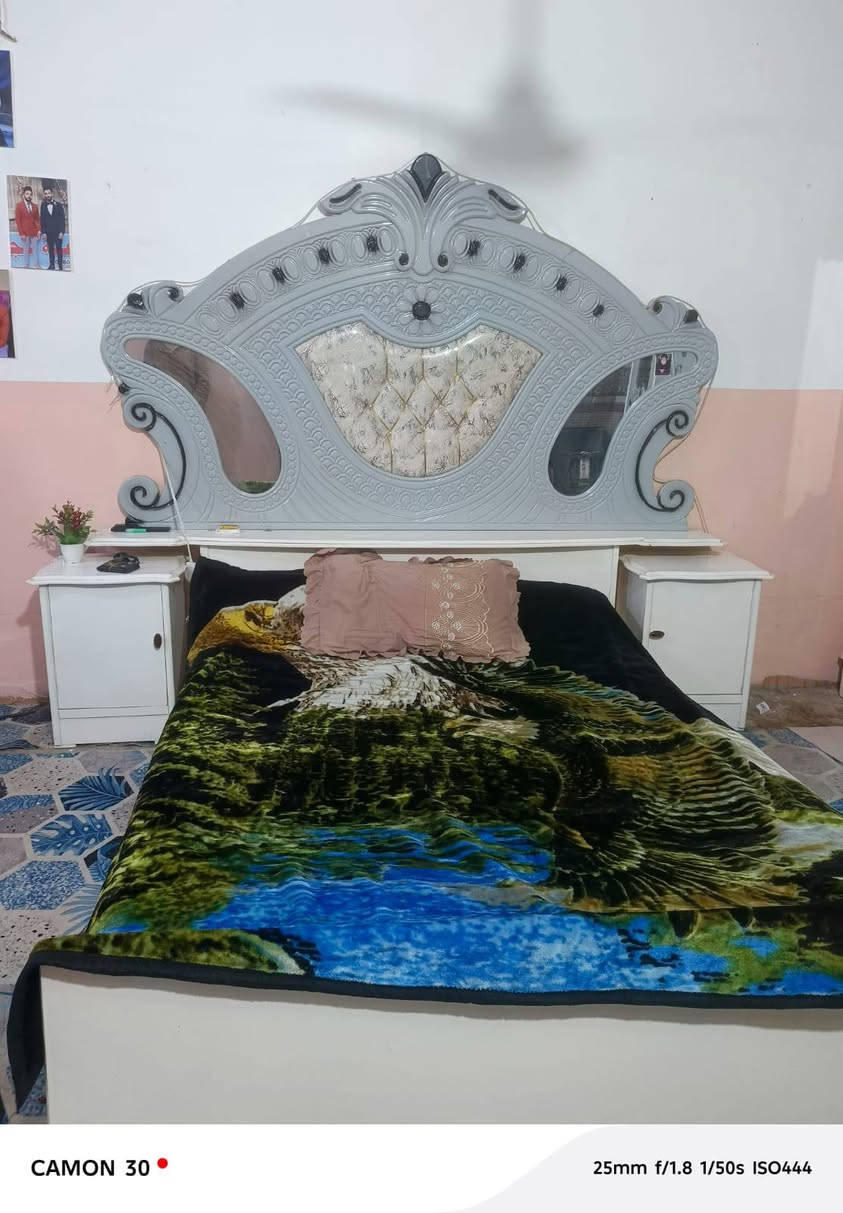 السلام عليكم
غرفه اخشاب تركي درجه اولة 
 نفس الي بصور 6ابواب 
سعر. 950 بيها مجال للشراي 
نجف تقاطع هنديه عسكري 
***********
