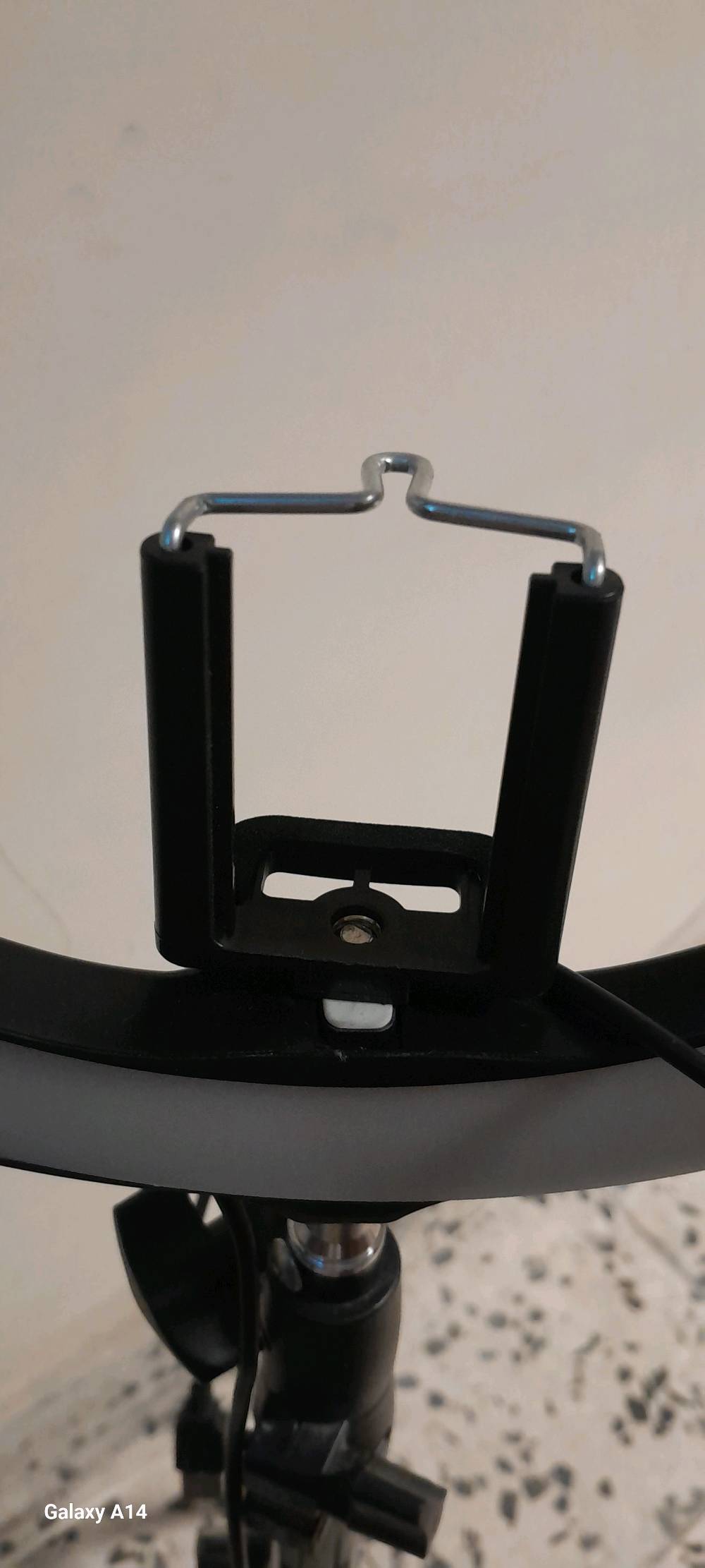 هذا ستاند حلقي ضوئي يحتوي على حامل ثلاثي القوائم قابل للتعديل مع ريموت للتحكم اللاسلكي. مثالي لتصوير الفيديوهات والأعمال الاحترافية مثل الماكياج والبث المباشر. الستاند مصنوع من مواد متينة ويقدم إضاءة متساوية لتجنب الظلال.