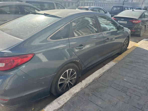 السلام عليكم 
سوناتا خليجي

مديل ٢٠١٦ 

بدون حادث بيها جراد 

ماشية ١٦٠ 

سنوية نافذة

وبيها صبغ فقط هلال جاملغ خلفي

السعر ١١٨

***********
