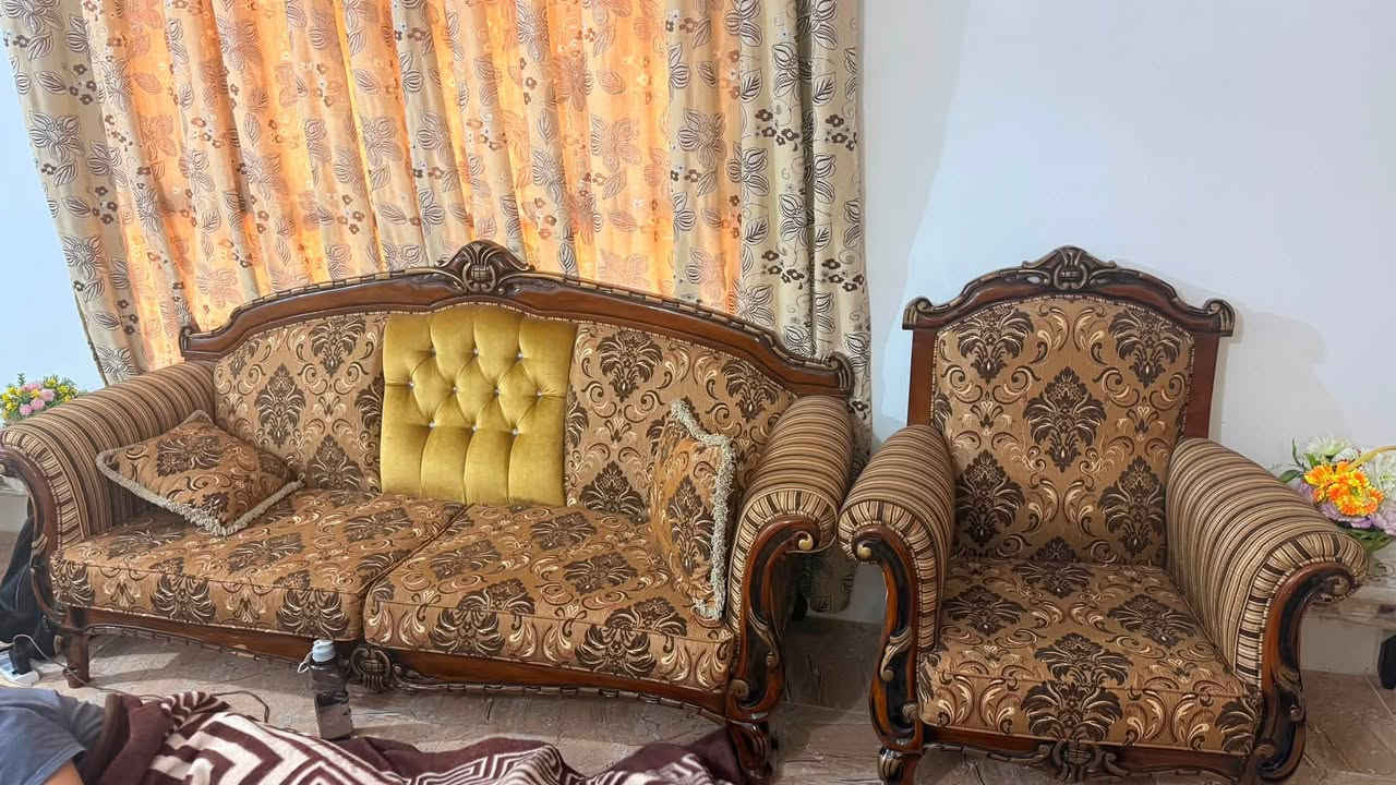 للبيع 

1.ديوان ضيوف 8نفر نضيف 
2.قنفات اثاث ملكي موديل قديم 
مثل ما موضح بالصوره اي استفسار خاص 

السعر قفل بدون مجال خاص⬇️ 
تحياتي 🤍🤍.

📞***********
