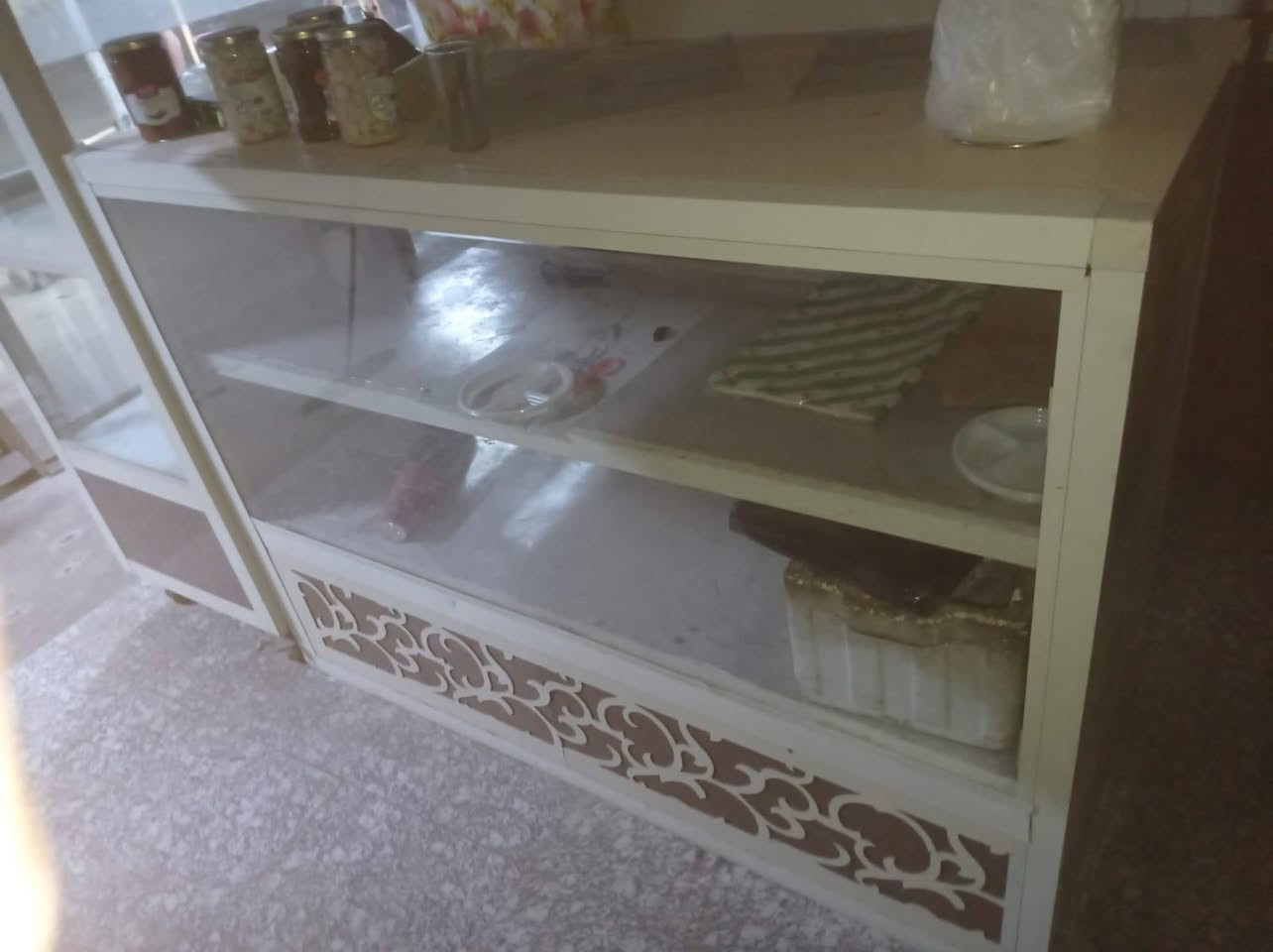 سلام عليكم 
غراض مطعم للبيع (ما ابيع قطع شلعه كلهن)
السبب/ عدم التفرغ
يحتوي على :
ميوزه عدد 2
كراسي عدد 4
عربانه لبلبي 
براد 
مبرده
شوايه همبركر 
كابسه صاج 
عارضه
مقدمه 
رفوف عدد 2
ثلاجه
كاونتر ملحق وارضي وسنك 
مايكرويف (فان)
بريمز عدد 3 واحد وحده وثنين للفلافل والبتيته والباذنجان 
قلايه فلافل
دبه مال مياه
ويجي النواعم كلها ويا هديه 
العنوان\/ الزعفرانيه شارع الزوراء قرب اسواق المصطفى 
للتواصل خاص او الرقم/ ***********
السعر/ 700 وبي مجال للطيبين 
ملاحظه/يوجد محل للايجار الي هوه نفسه البي الغراض والايجار ماله 150
وشكرا
