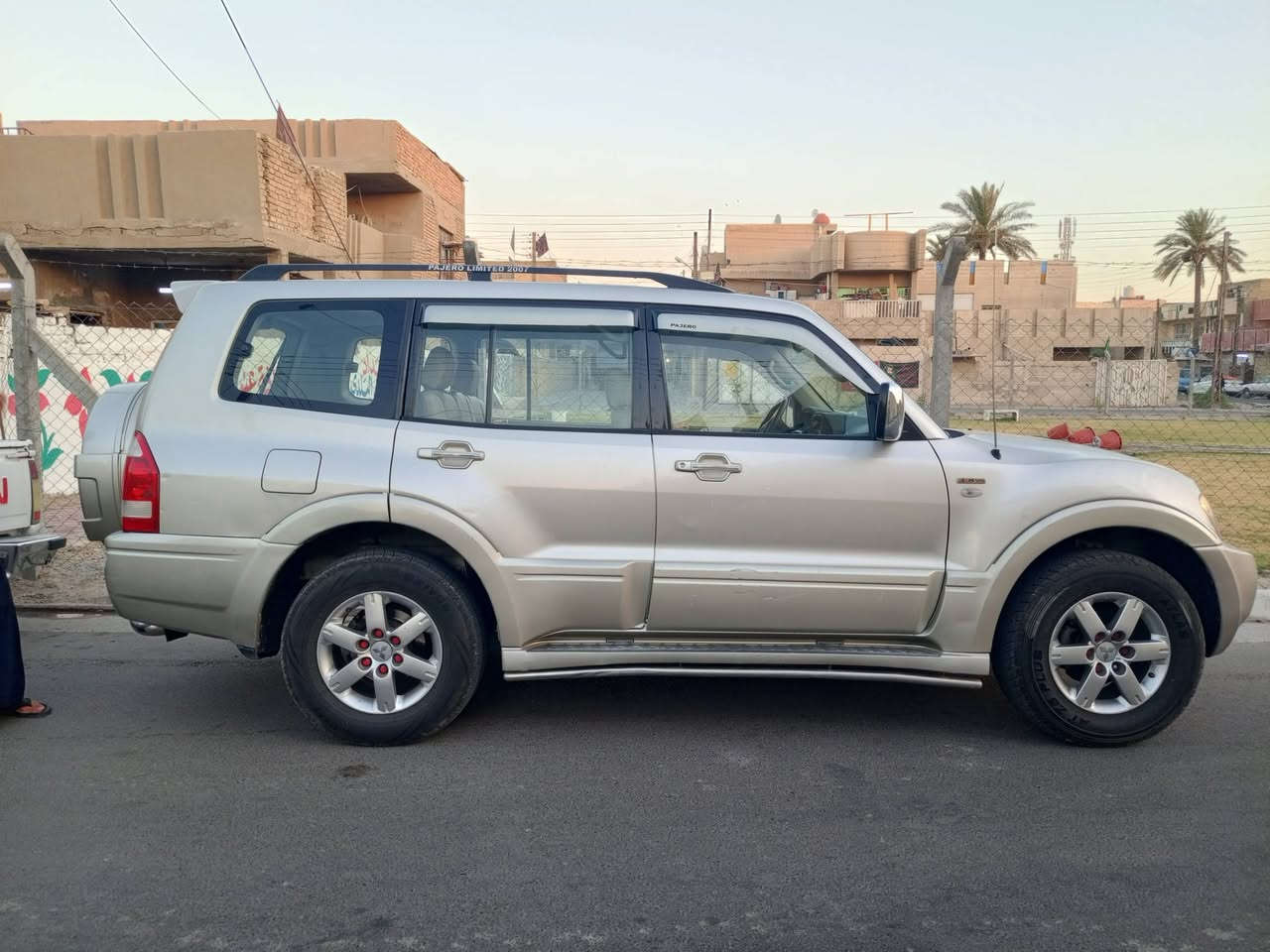 سلام عليكم عندي سيارة باجيرو موديل(٢٠٠٧)سيارة نضيفة أجهزة من كلشي تبريد شغال تخم تاير حدادة جديدة سيارة خليجية عنوان بغداد حي نصر رقم ***********
