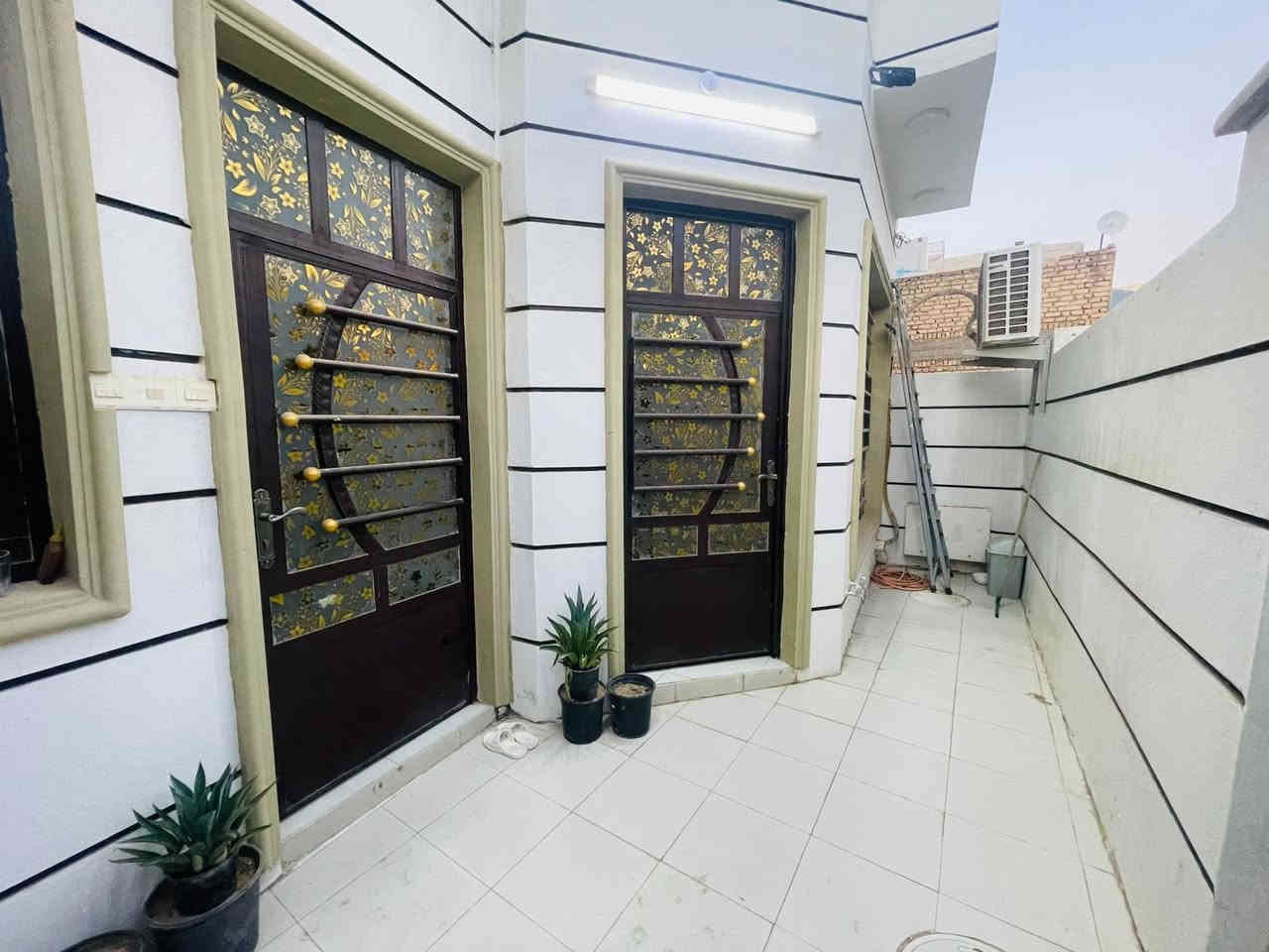 السلام عليكم ورحمة الله وبركاته

عندنا بيت للبيع
مساحته 125 متر
والواجهة 8.5 متر

الموقع مميز وجيد

البيت يحتوي على ثلاث غرف نوم
وصالة استقبال
ومطبخ خارجي
وحمام

البناء حديث وجاهز للسكن

للتواصل والشراء أو البيع
أمير الربيعي للعقار

الموقع: صلاح الدين – قضاء بلد – جمعية الإمام

رقم الاتصال: ***********
واتساب: ***********

⸻الموقع الدار حي الكوام
