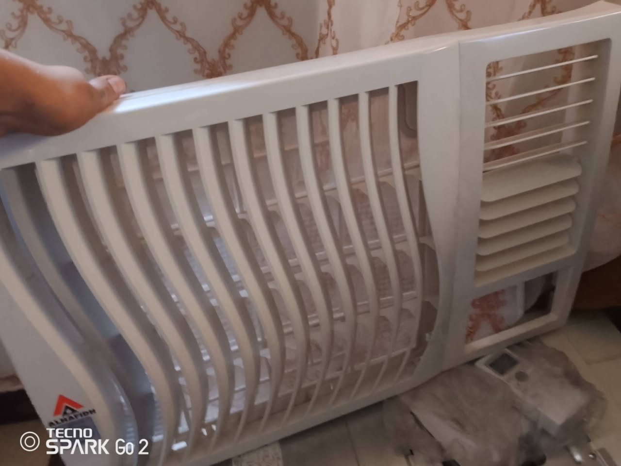 سلام عليكم مكيف الحافض طن ونص جديد مامستخدم تحكم لمس وريمونت جهاز ممستخدم ابد حته كارتوتنه موجوده جهاز راقي اصدار2026 للبيع ب 500قفل ربع مينزل اني شتريته ب قسط ب مليون والوصل موجود للبيع ب 500قفلل لايوجد توصيل  مكاني بياع تقاطع دويش مامتواجد فيس فقط واتس ***********
