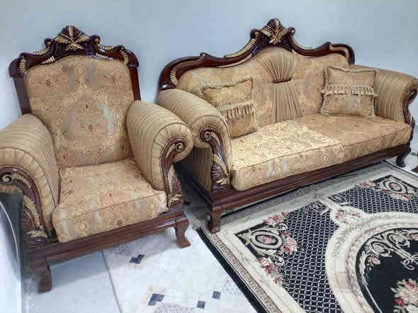 قنفات   للبيع 10 مقاعد( نظافه 100 /100) (خشب زان ) السعر مليون و ٣٥٠ اتصال او واتساب  (***********) مكاني الزبير قرب مصفئ الشعيبة البصرة
