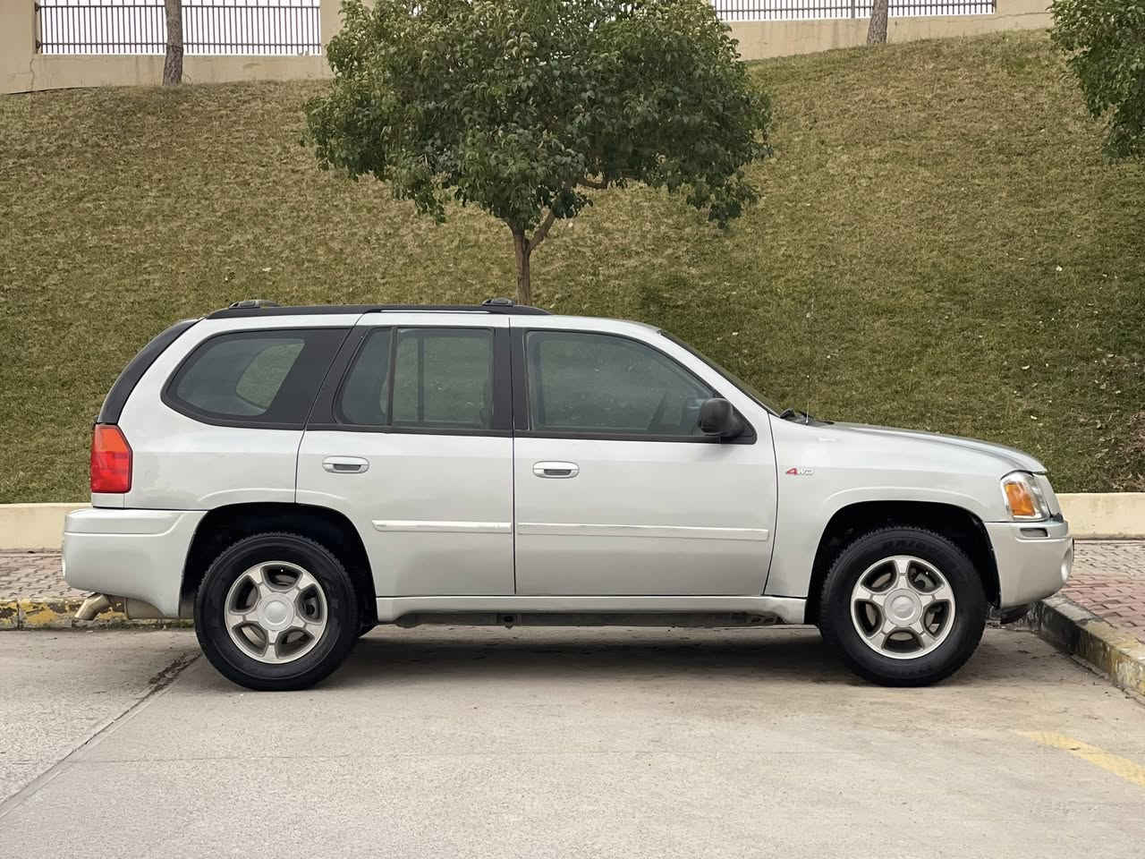 ‏chevrolet trailblazer LTZ 

مۆدیل ٢٠٠٨ 
مواسەفات LTZ
مەکینە ٨ بستۆن 
١٤٢ هەزار کیلۆمەتر ڕۆیشتوەیە 
گێڕوو مەکینەو دەبڵ ئەکسل بەشەرت  
تەبرید و تەقەو ڕەقە بەشەرت 
سیستەمی غازی قەیوانی بۆ بەستراوەیە 
٤ پارچەو دوو پەڵە بۆیاخی هەیە بێناوگرتن 

سوکان ڤۆلیۆم 
شاشە ئایپاد 
کامێرا 
حاسە 
کوشن جڵد 
کوشن کارەبا 
کوشن خەزن 
تەبرید مەرکەزی
 
سعری ٩٣ گەڵاو معامەلە 

سەیارەکە لە سلێمانیە 

ژمارەی موبایل  ***********
