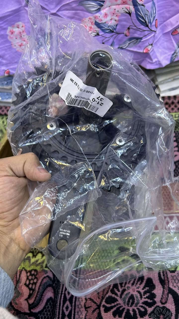 سلام عليكم كباتن متوفر نص سيت 😂   
 الجيل السادس Shimano 105 
R7100
Speed 12 
اذرع قياس 170 ملم
صينية 36-52 T
دشلي 12 speed
زنجيل 12 speed 
براكيت BBR60
جديد وضع الشركة غير مستخدم 
للتواصل ***********
